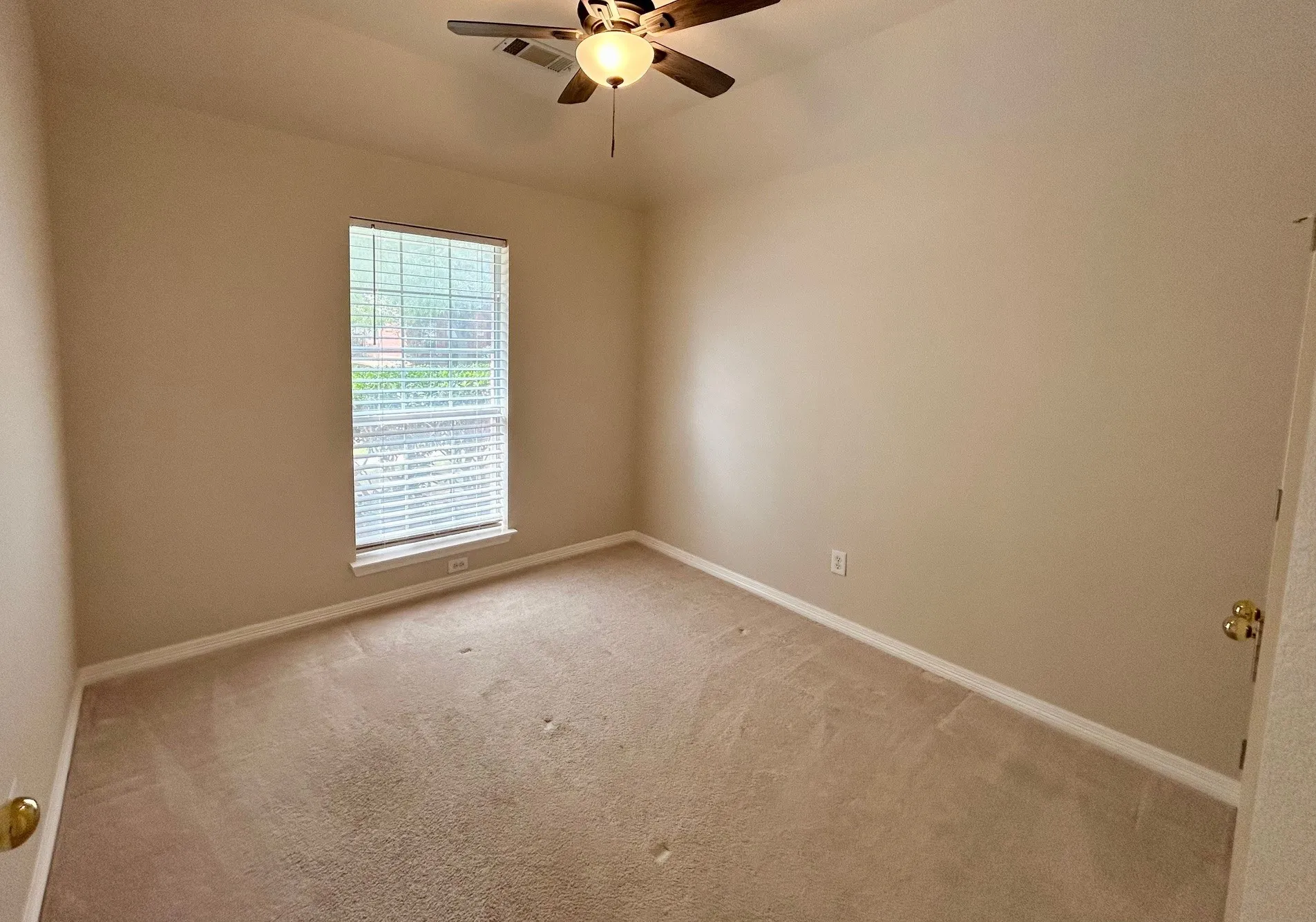 Single Family Residence For Sale in Denton County , 409 Crestview Point Drive, Lewisville, Texas 75067, 4 Bedroom, 2 Bathroom, 2 Garage spaces, 2,113 Sqft, built in 1997, mls#21354728, Real Estate Agent in Lewisville, Homes For Sale in Denton county, Homes For Sale in Lewisville, Realtor in Lewisville Texas, Real Estate Brokerage Independent Realty Texas, Luminita Cordes Realtor