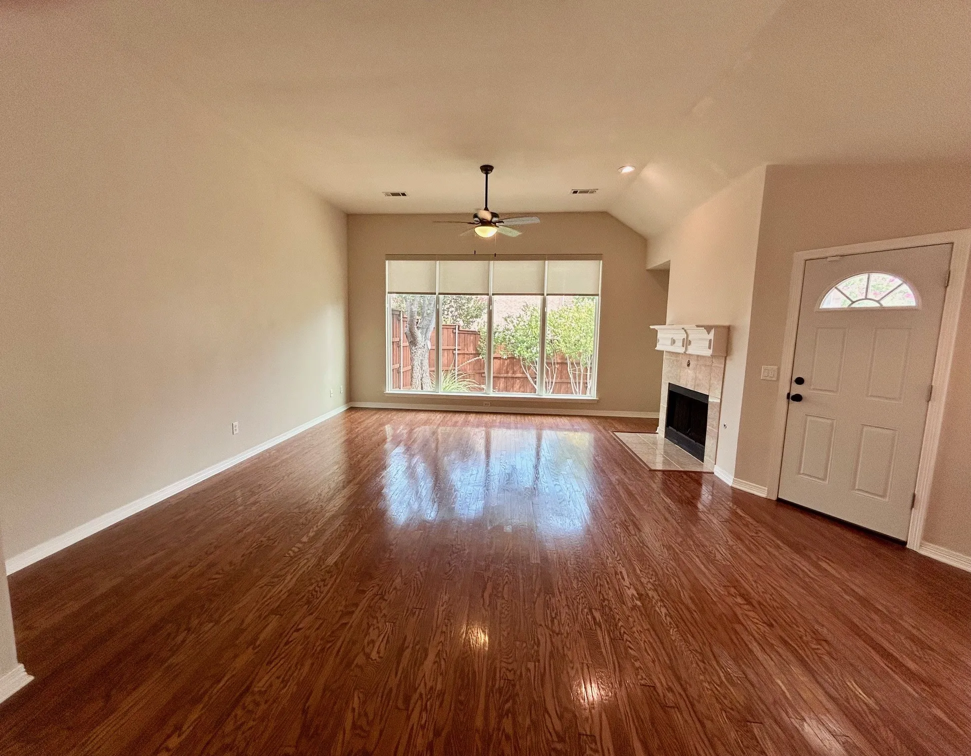 Single Family Residence For Sale in Denton County , 409 Crestview Point Drive, Lewisville, Texas 75067, 4 Bedroom, 2 Bathroom, 2 Garage spaces, 2,113 Sqft, built in 1997, mls#21354728, Real Estate Agent in Lewisville, Homes For Sale in Denton county, Homes For Sale in Lewisville, Realtor in Lewisville Texas, Real Estate Brokerage Independent Realty Texas, Luminita Cordes Realtor