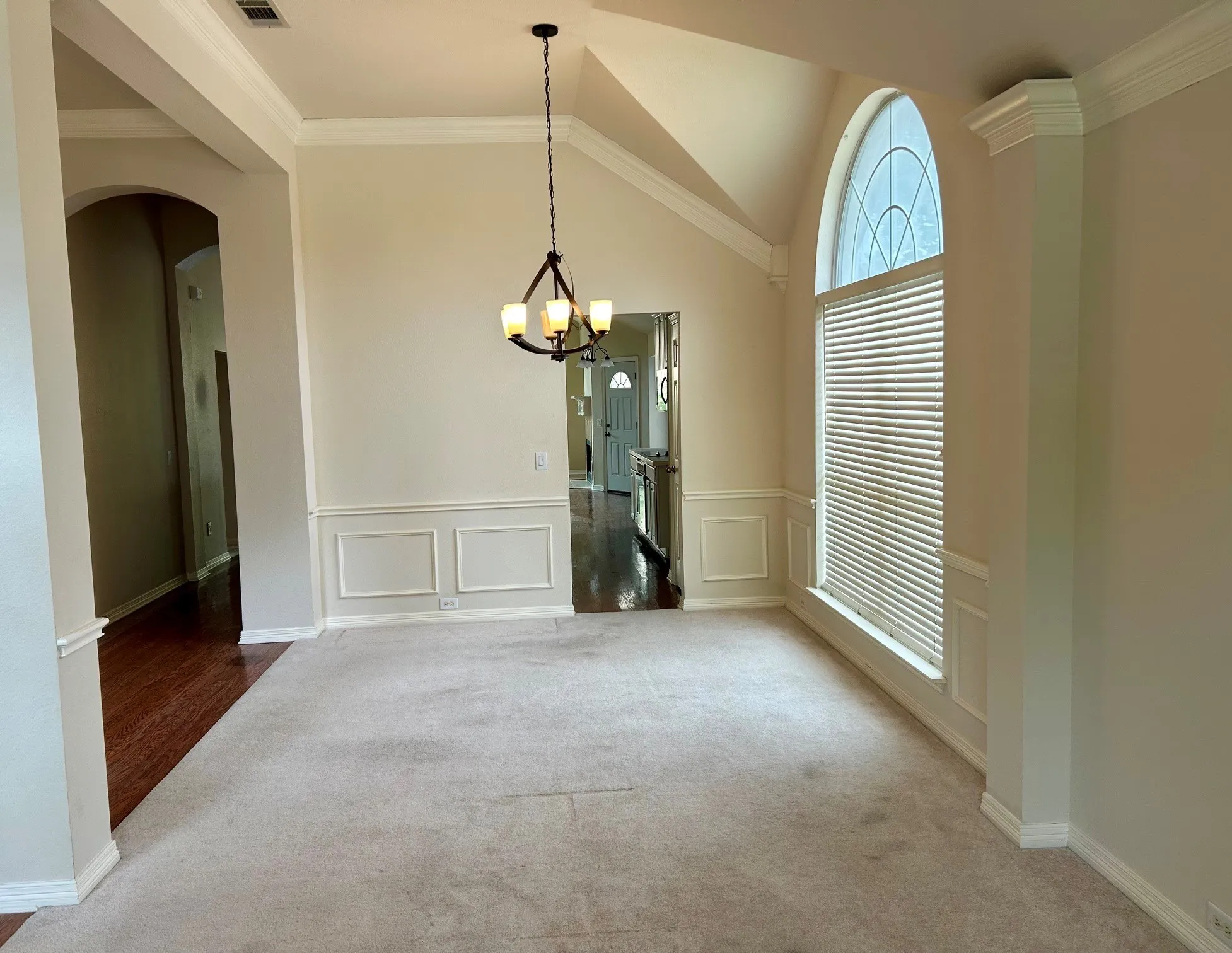 Single Family Residence For Sale in Denton County , 409 Crestview Point Drive, Lewisville, Texas 75067, 4 Bedroom, 2 Bathroom, 2 Garage spaces, 2,113 Sqft, built in 1997, mls#21354728, Real Estate Agent in Lewisville, Homes For Sale in Denton county, Homes For Sale in Lewisville, Realtor in Lewisville Texas, Real Estate Brokerage Independent Realty Texas, Luminita Cordes Realtor