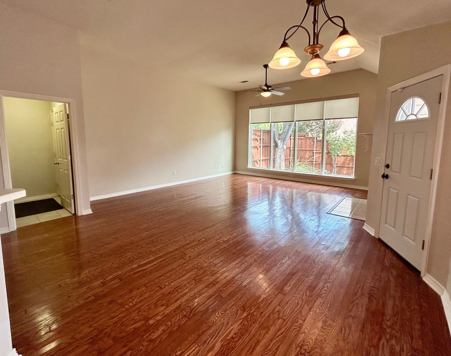 Single Family Residence For Sale in Denton County , 409 Crestview Point Drive, Lewisville, Texas 75067, 4 Bedroom, 2 Bathroom, 2 Garage spaces, 2,113 Sqft, built in 1997, mls#21354728, Real Estate Agent in Lewisville, Homes For Sale in Denton county, Homes For Sale in Lewisville, Realtor in Lewisville Texas, Real Estate Brokerage Independent Realty Texas, Luminita Cordes Realtor