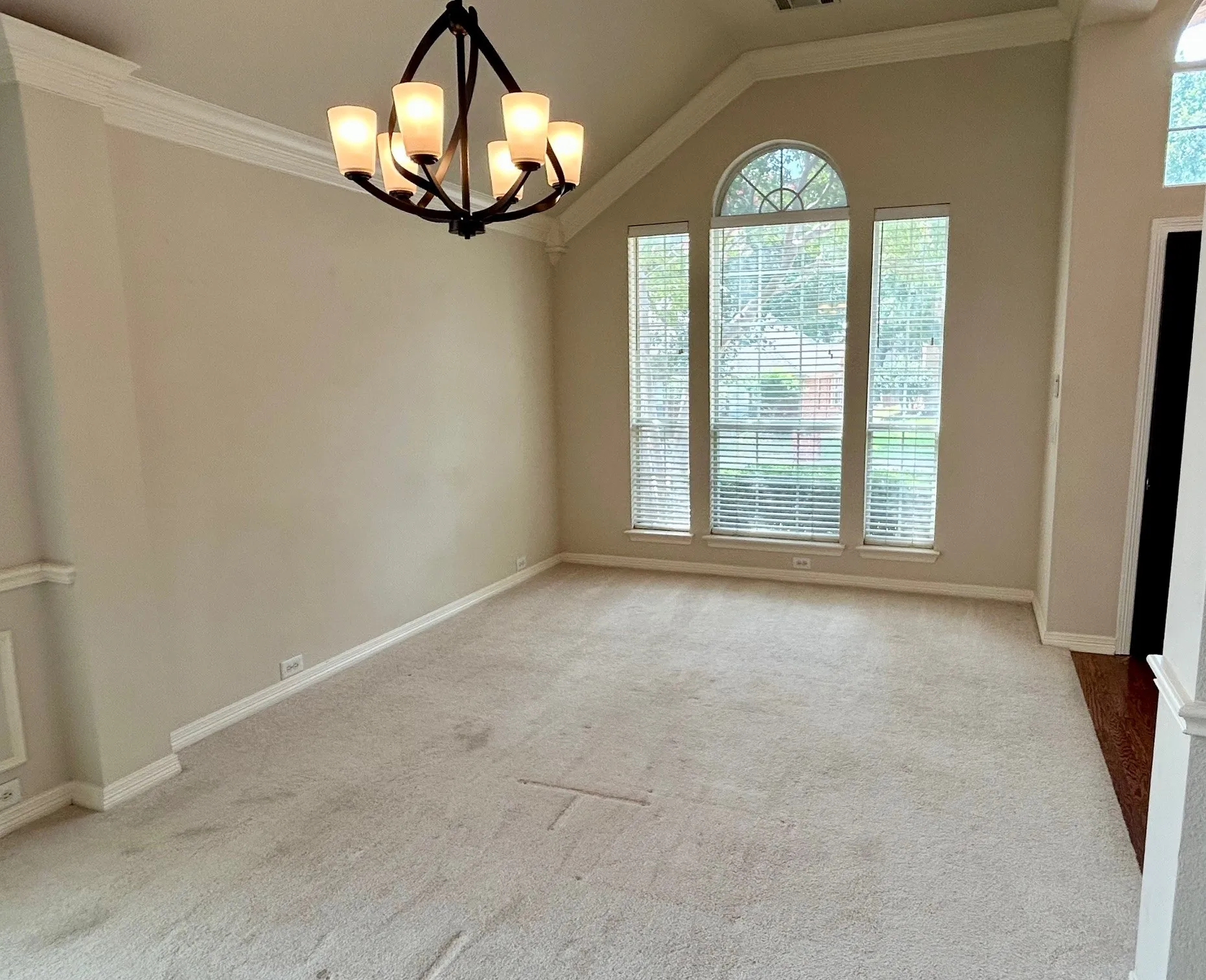 Single Family Residence For Sale in Denton County , 409 Crestview Point Drive, Lewisville, Texas 75067, 4 Bedroom, 2 Bathroom, 2 Garage spaces, 2,113 Sqft, built in 1997, mls#21354728, Real Estate Agent in Lewisville, Homes For Sale in Denton county, Homes For Sale in Lewisville, Realtor in Lewisville Texas, Real Estate Brokerage Independent Realty Texas, Luminita Cordes Realtor