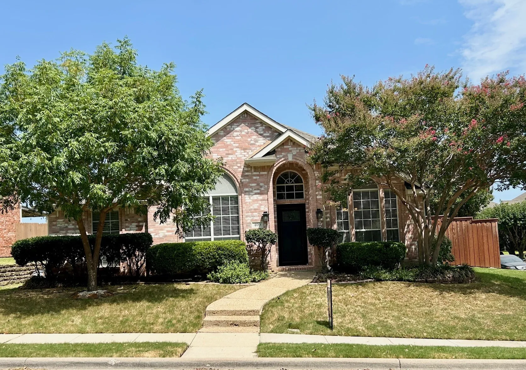 Single Family Residence For Sale in Denton County , 409 Crestview Point Drive, Lewisville, Texas 75067, 4 Bedroom, 2 Bathroom, 2 Garage spaces, 2,113 Sqft, built in 1997, mls#21354728, Real Estate Agent in Lewisville, Homes For Sale in Denton county, Homes For Sale in Lewisville, Realtor in Lewisville Texas, Real Estate Brokerage Independent Realty Texas, Luminita Cordes Realtor