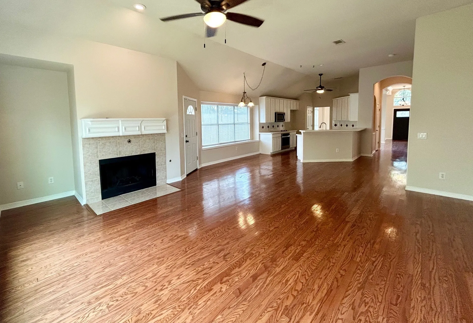 Single Family Residence For Sale in Denton County , 409 Crestview Point Drive, Lewisville, Texas 75067, 4 Bedroom, 2 Bathroom, 2 Garage spaces, 2,113 Sqft, built in 1997, mls#21354728, Real Estate Agent in Lewisville, Homes For Sale in Denton county, Homes For Sale in Lewisville, Realtor in Lewisville Texas, Real Estate Brokerage Independent Realty Texas, Luminita Cordes Realtor