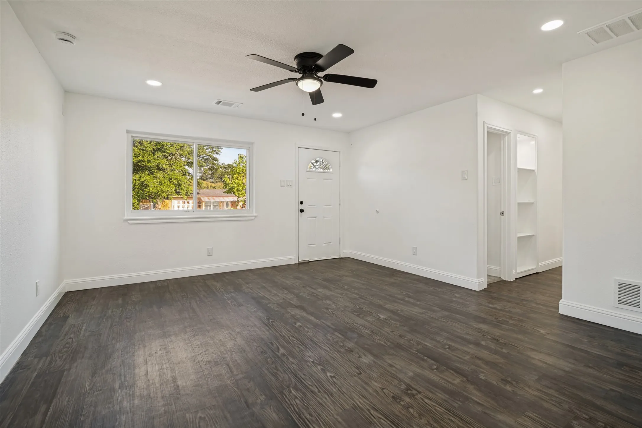 Single Family Residence For Sale in Dallas County , 1408 Melanie Lane, Mesquite, Texas 75149, 3 Bedroom, 1 Bathroom, 1 Garage spaces, 1,000 Sqft, built in 1969, mls#21354985, Real Estate Agent in Mesquite, Homes For Sale in Dallas county, Homes For Sale in Mesquite, Realtor in Mesquite Texas, Real Estate Brokerage Independent Realty Texas, Luminita Cordes Realtor