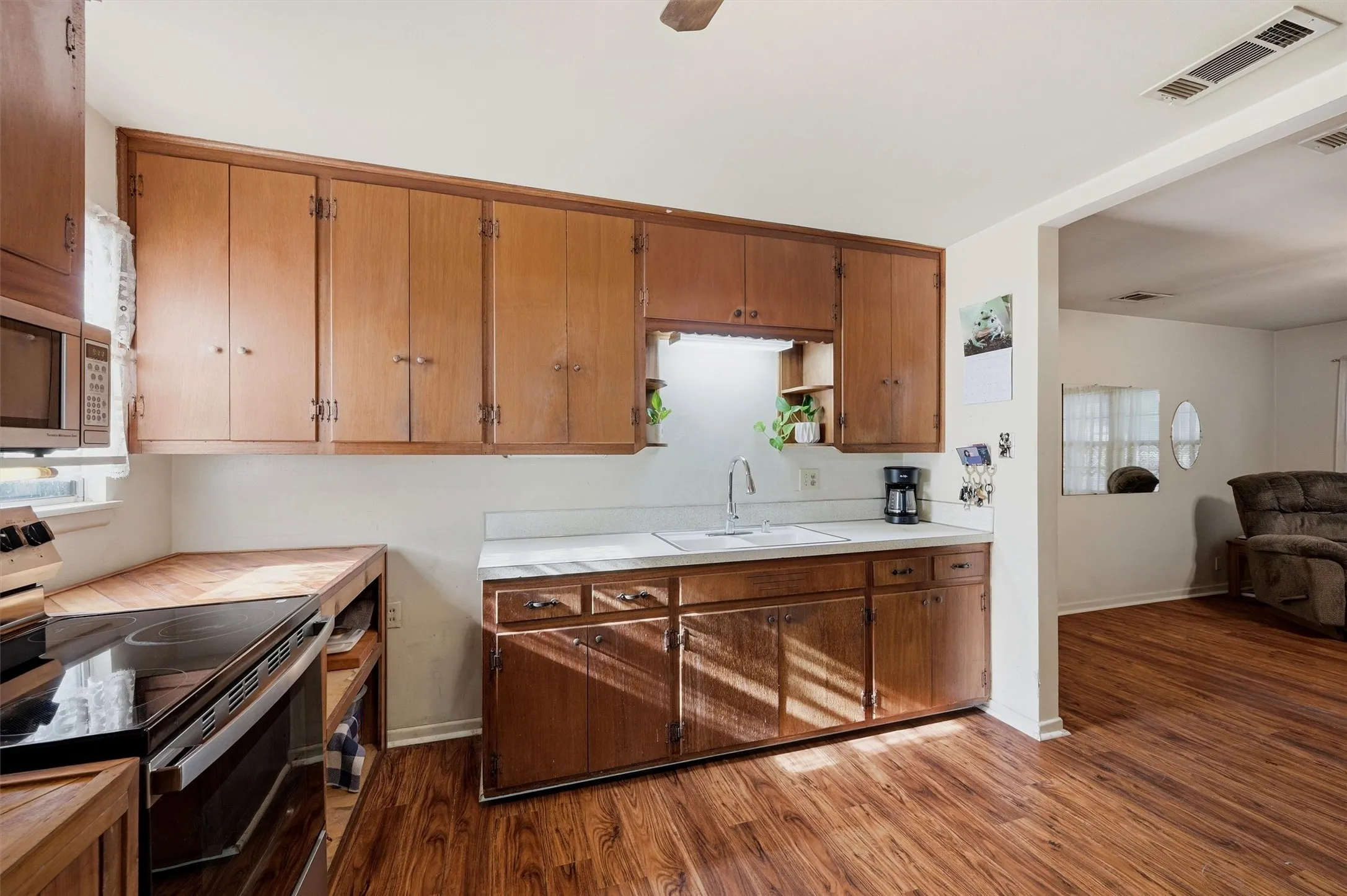 Single Family Residence For Sale in Grayson County , 2050 Avon Drive, Denison, Texas 75020, 2 Bedroom, 1 Bathroom, Garage spaces, 1,027 Sqft, built in 1957, Price $145,000, mls#21354932, Real Estate Agent in Denison, Homes For Sale in Grayson county, Homes For Sale in Denison, Realtor in Denison Texas, Real Estate Brokerage Independent Realty Texas, Luminita Cordes Realtor