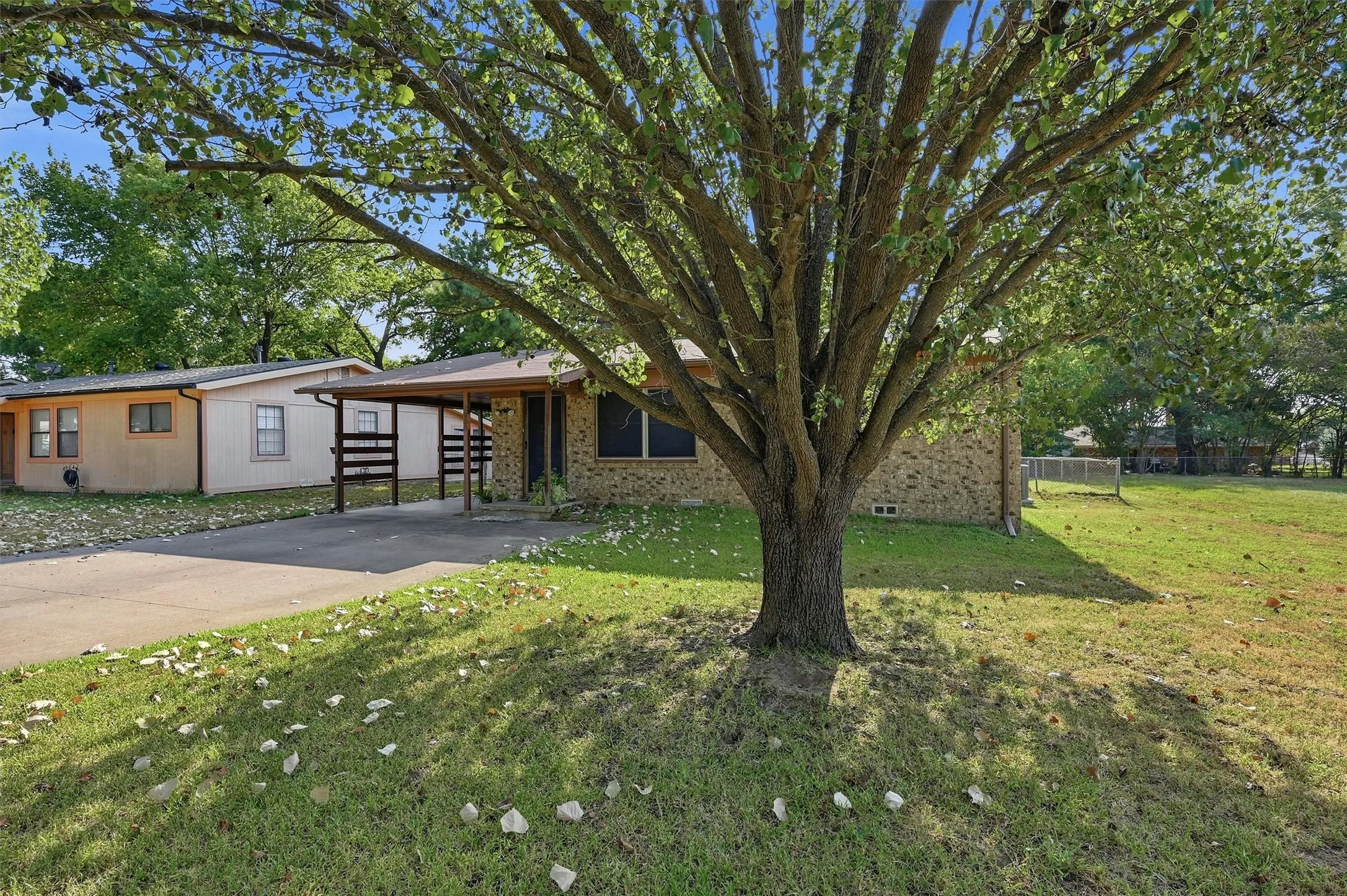 Single Family Residence For Sale in Grayson County , 2050 Avon Drive, Denison, Texas 75020, 2 Bedroom, 1 Bathroom, Garage spaces, 1,027 Sqft, built in 1957, Price $145,000, mls#21354932, Real Estate Agent in Denison, Homes For Sale in Grayson county, Homes For Sale in Denison, Realtor in Denison Texas, Real Estate Brokerage Independent Realty Texas, Luminita Cordes Realtor