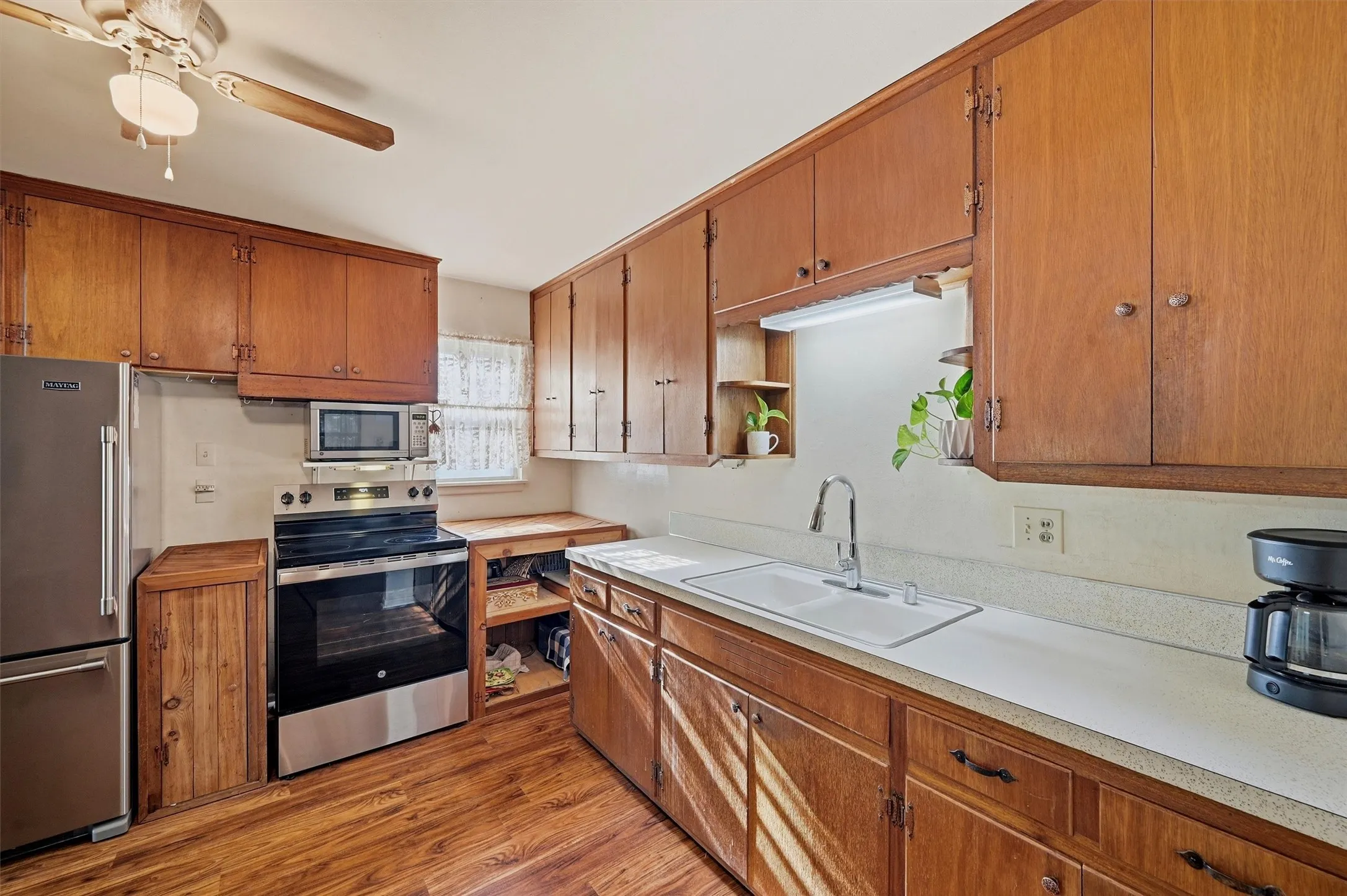 Single Family Residence For Sale in Grayson County , 2050 Avon Drive, Denison, Texas 75020, 2 Bedroom, 1 Bathroom, Garage spaces, 1,027 Sqft, built in 1957, Price $145,000, mls#21354932, Real Estate Agent in Denison, Homes For Sale in Grayson county, Homes For Sale in Denison, Realtor in Denison Texas, Real Estate Brokerage Independent Realty Texas, Luminita Cordes Realtor