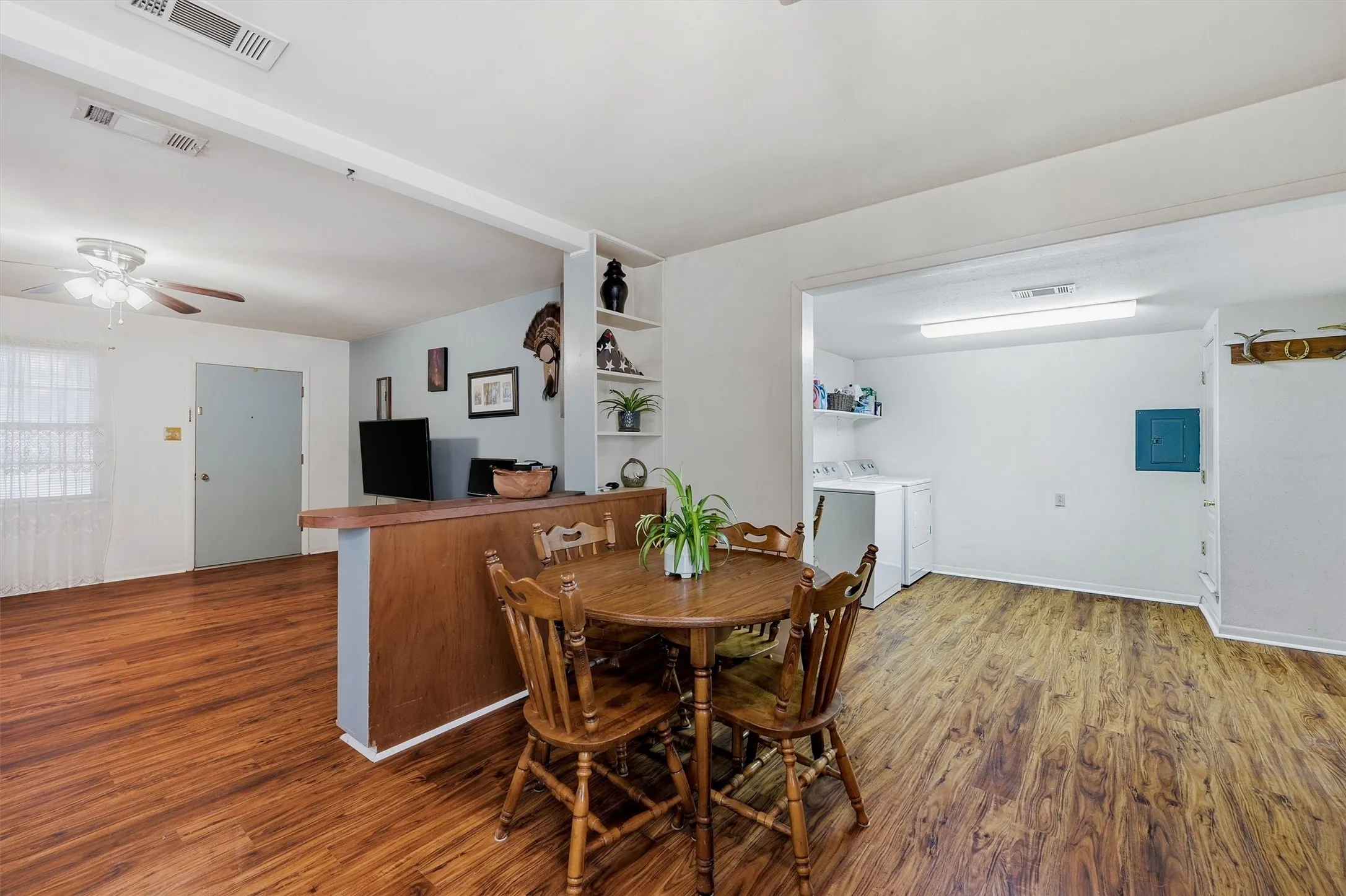 Single Family Residence For Sale in Grayson County , 2050 Avon Drive, Denison, Texas 75020, 2 Bedroom, 1 Bathroom, Garage spaces, 1,027 Sqft, built in 1957, Price $145,000, mls#21354932, Real Estate Agent in Denison, Homes For Sale in Grayson county, Homes For Sale in Denison, Realtor in Denison Texas, Real Estate Brokerage Independent Realty Texas, Luminita Cordes Realtor