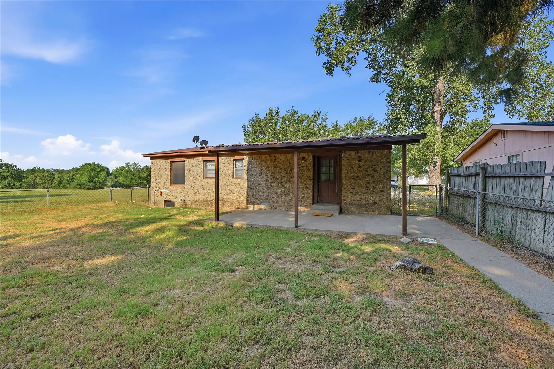 Single Family Residence For Sale in Grayson County , 2050 Avon Drive, Denison, Texas 75020, 2 Bedroom, 1 Bathroom, Garage spaces, 1,027 Sqft, built in 1957, Price $145,000, mls#21354932, Real Estate Agent in Denison, Homes For Sale in Grayson county, Homes For Sale in Denison, Realtor in Denison Texas, Real Estate Brokerage Independent Realty Texas, Luminita Cordes Realtor
