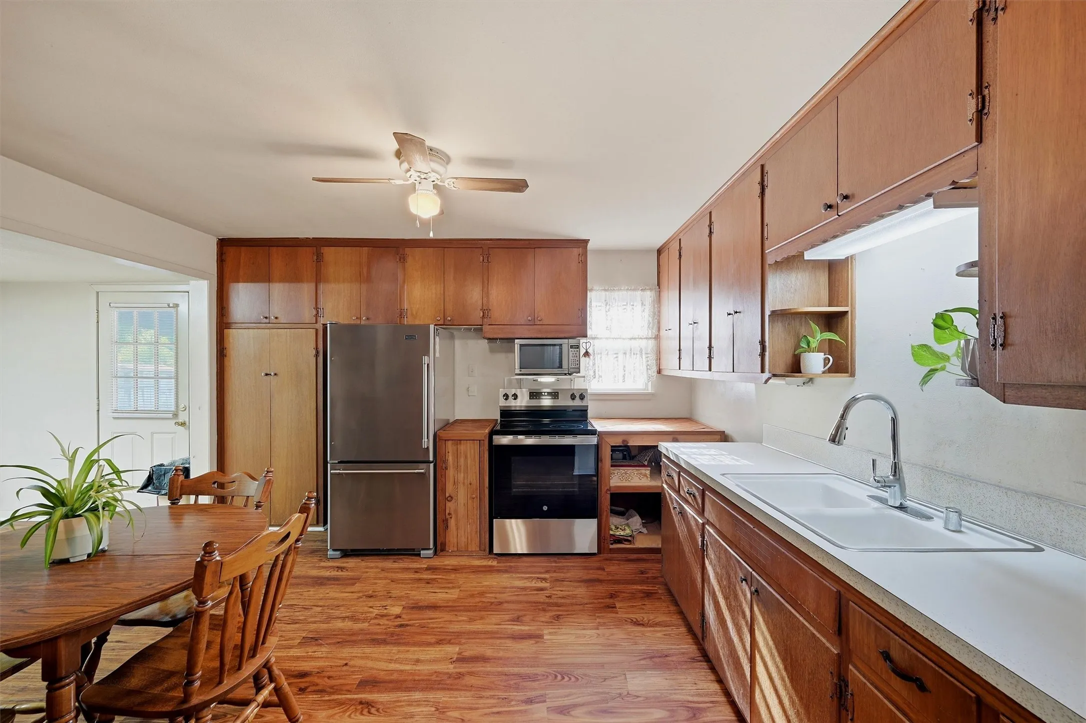 Single Family Residence For Sale in Grayson County , 2050 Avon Drive, Denison, Texas 75020, 2 Bedroom, 1 Bathroom, Garage spaces, 1,027 Sqft, built in 1957, Price $145,000, mls#21354932, Real Estate Agent in Denison, Homes For Sale in Grayson county, Homes For Sale in Denison, Realtor in Denison Texas, Real Estate Brokerage Independent Realty Texas, Luminita Cordes Realtor