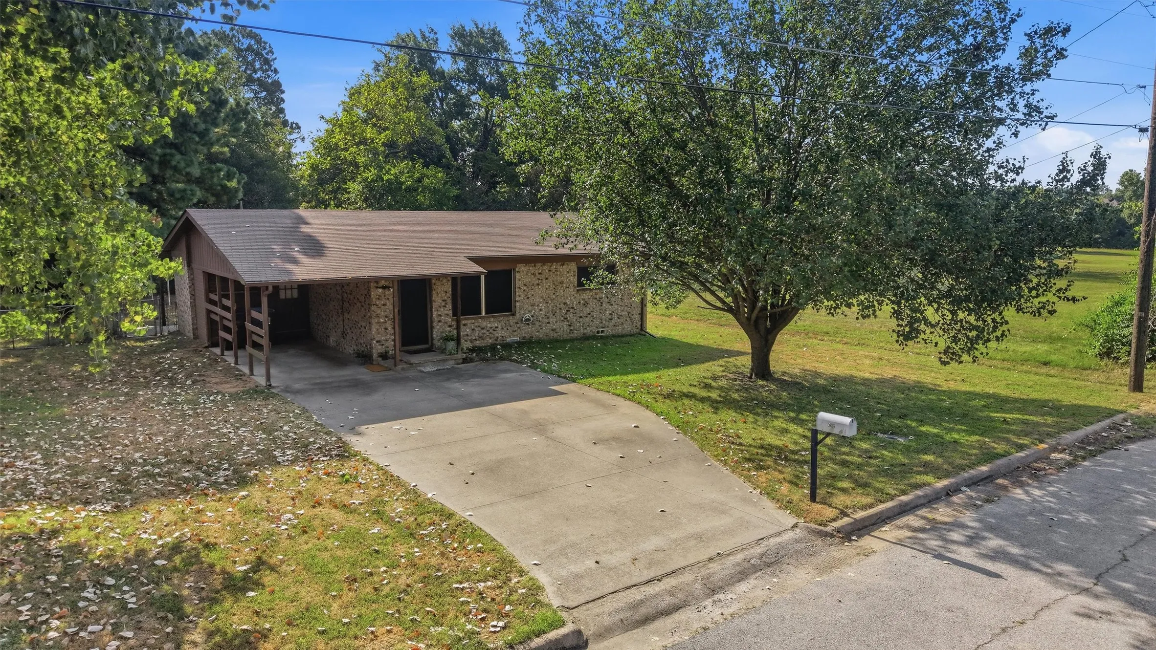 Single Family Residence For Sale in Grayson County , 2050 Avon Drive, Denison, Texas 75020, 2 Bedroom, 1 Bathroom, Garage spaces, 1,027 Sqft, built in 1957, Price $145,000, mls#21354932, Real Estate Agent in Denison, Homes For Sale in Grayson county, Homes For Sale in Denison, Realtor in Denison Texas, Real Estate Brokerage Independent Realty Texas, Luminita Cordes Realtor