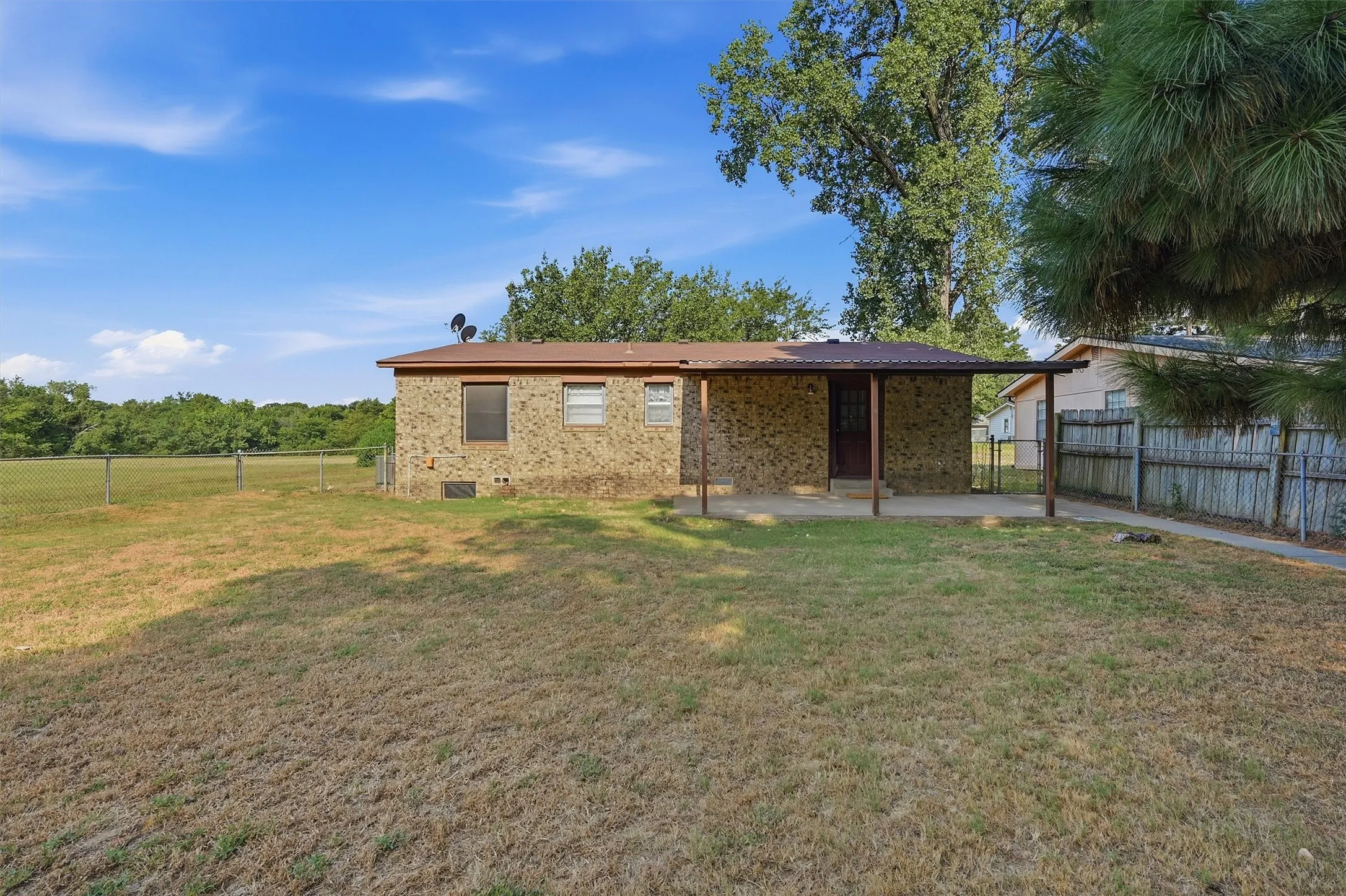 Single Family Residence For Sale in Grayson County , 2050 Avon Drive, Denison, Texas 75020, 2 Bedroom, 1 Bathroom, Garage spaces, 1,027 Sqft, built in 1957, Price $145,000, mls#21354932, Real Estate Agent in Denison, Homes For Sale in Grayson county, Homes For Sale in Denison, Realtor in Denison Texas, Real Estate Brokerage Independent Realty Texas, Luminita Cordes Realtor