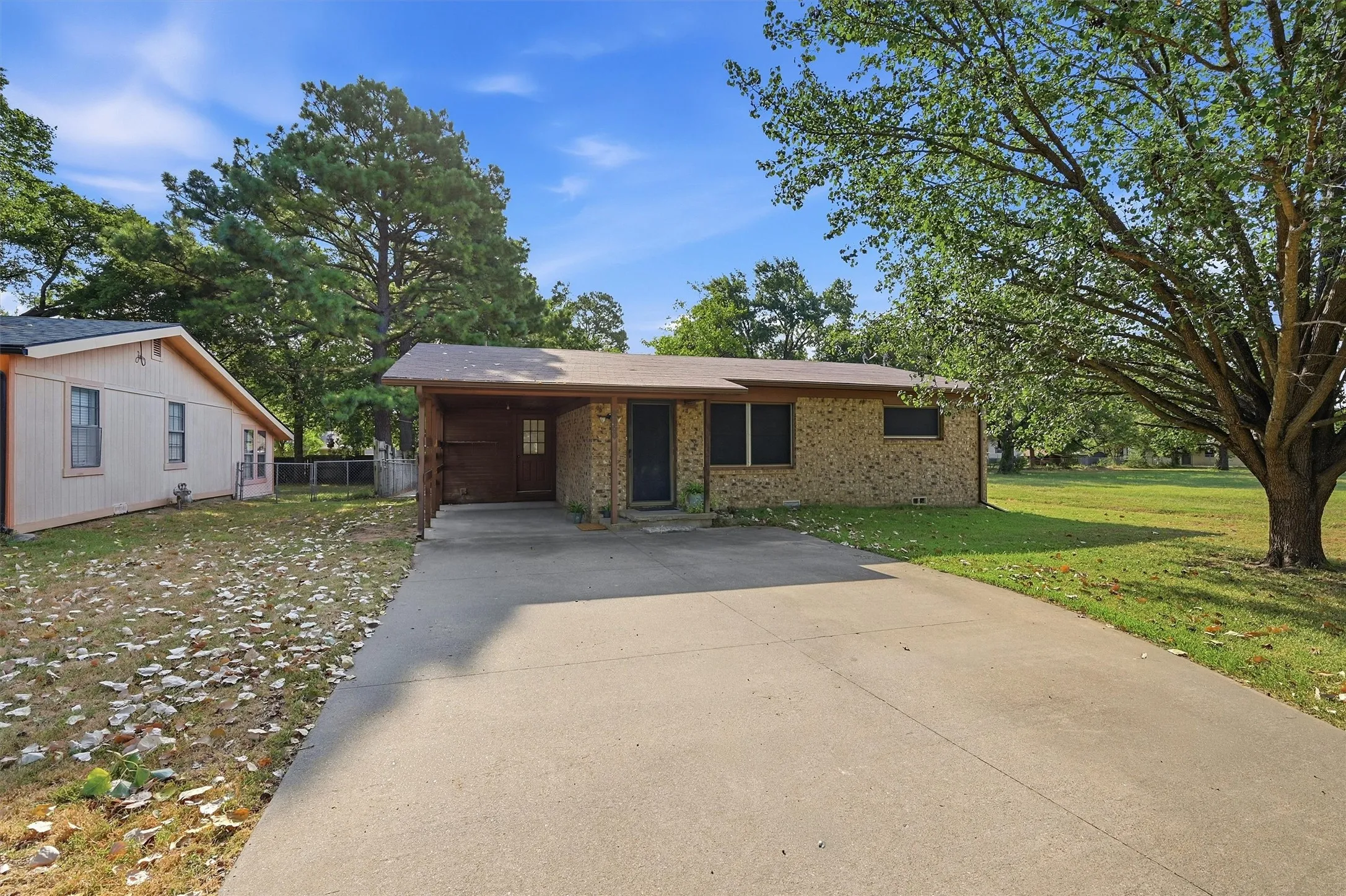 Single Family Residence For Sale in Grayson County , 2050 Avon Drive, Denison, Texas 75020, 2 Bedroom, 1 Bathroom, Garage spaces, 1,027 Sqft, built in 1957, Price $145,000, mls#21354932, Real Estate Agent in Denison, Homes For Sale in Grayson county, Homes For Sale in Denison, Realtor in Denison Texas, Real Estate Brokerage Independent Realty Texas, Luminita Cordes Realtor