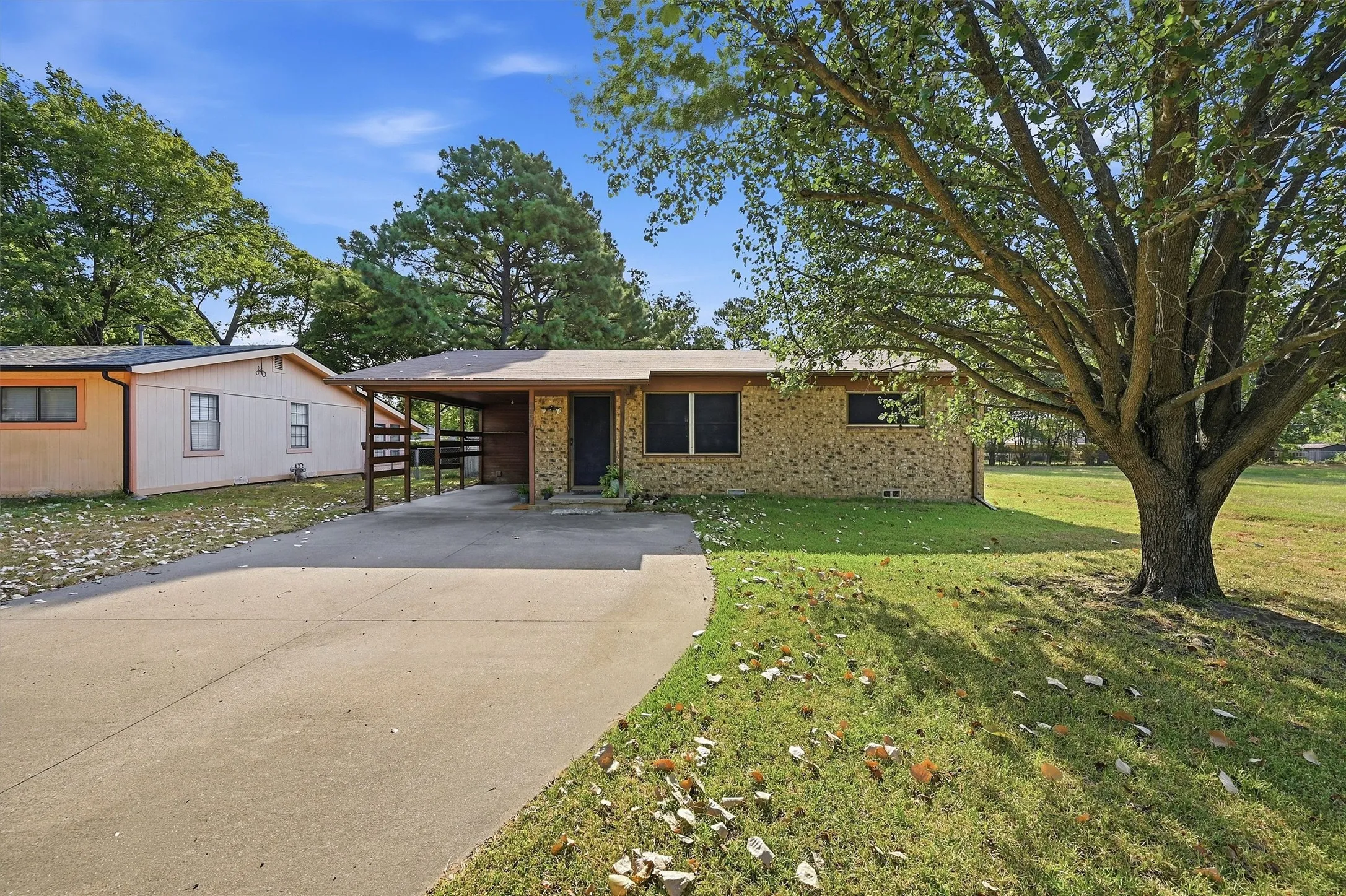 Single Family Residence For Sale in Grayson County , 2050 Avon Drive, Denison, Texas 75020, 2 Bedroom, 1 Bathroom, Garage spaces, 1,027 Sqft, built in 1957, Price $145,000, mls#21354932, Real Estate Agent in Denison, Homes For Sale in Grayson county, Homes For Sale in Denison, Realtor in Denison Texas, Real Estate Brokerage Independent Realty Texas, Luminita Cordes Realtor