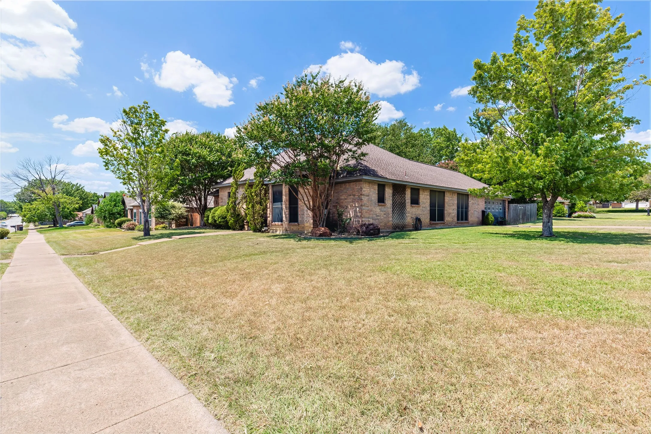 Single Family Residence For Sale in Tarrant County , 7133 Starnes Road, North Richland Hills, Texas 76182, 4 Bedroom, 2 Bathroom, 2 Garage spaces, 2,463 Sqft, built in 1987, mls#21354969, Real Estate Agent in North Richland Hills, Homes For Sale in Tarrant county, Homes For Sale in North Richland Hills, Realtor in North Richland Hills Texas, Real Estate Brokerage Independent Realty Texas, Luminita Cordes Realtor
