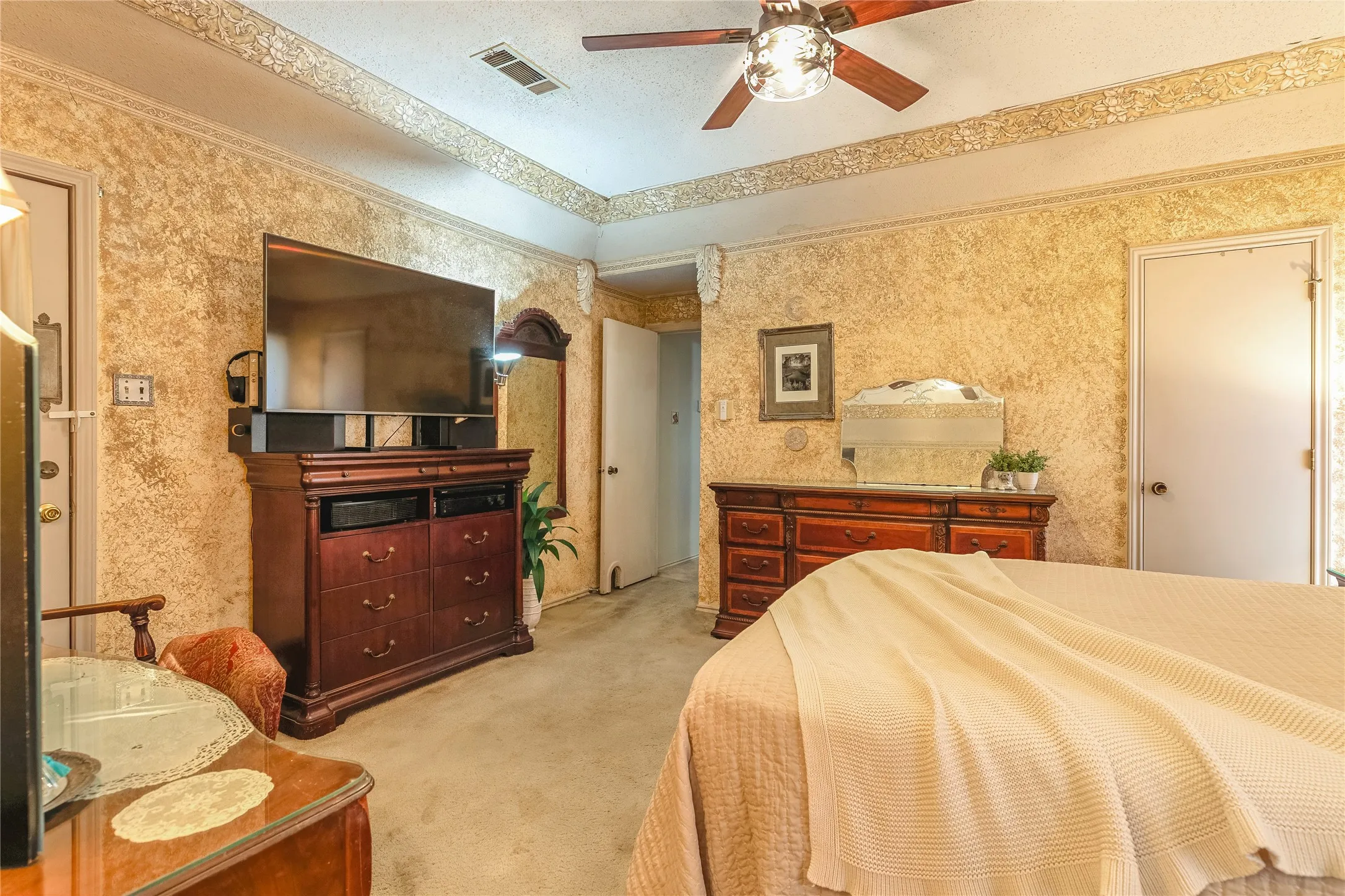 Tray ceiling with decorative molding and ceiling fan