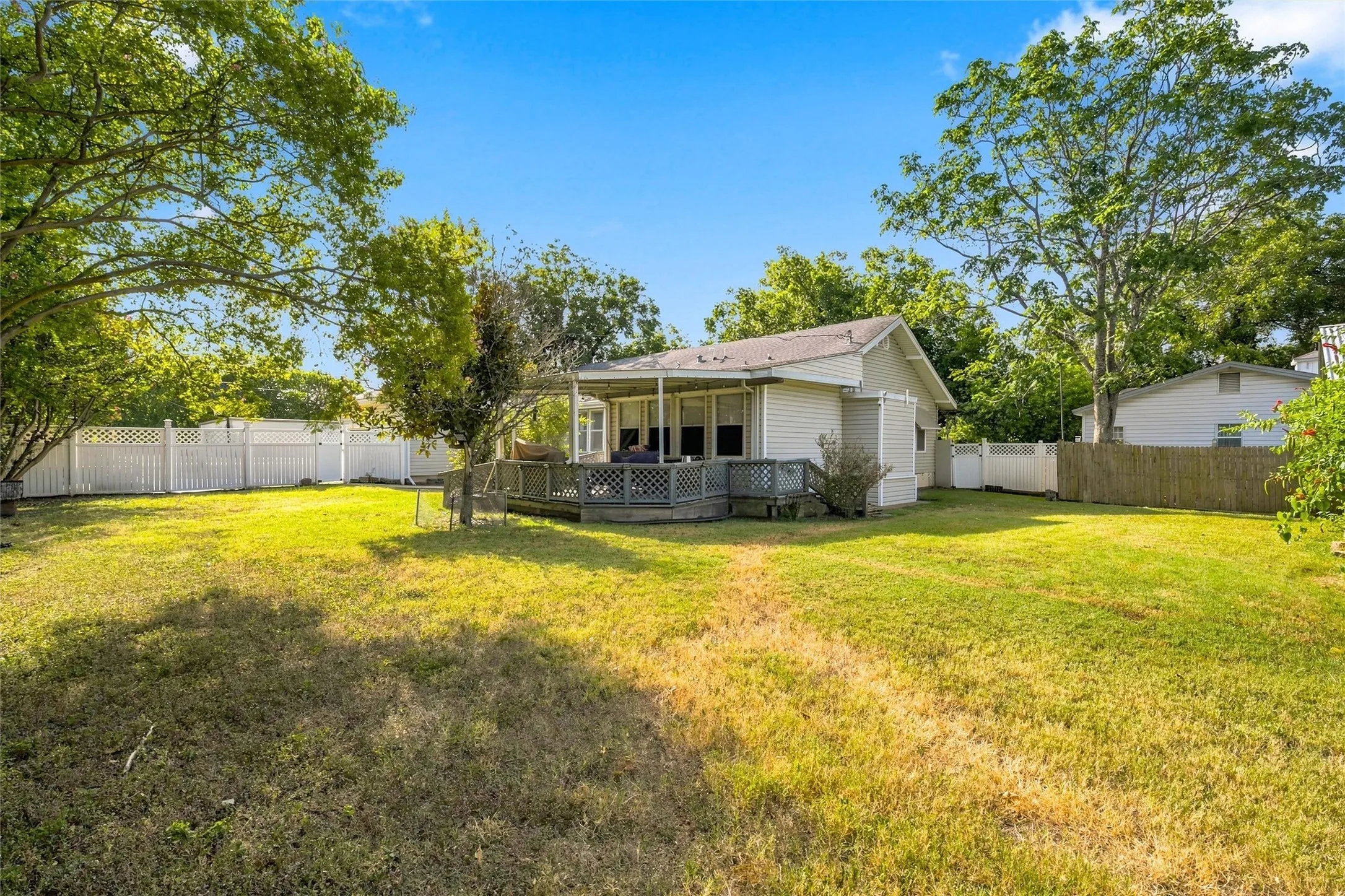 Single Family Residence For Sale in Mc Lennan County , 200 N Bordon Street, Lorena, Texas 76655, 4 Bedroom, 3 Bathroom, 1 Garage spaces, 2,110 Sqft, built in 1922, mls#21355014, Real Estate Agent in Lorena, Homes For Sale in Mc Lennan county, Homes For Sale in Lorena, Realtor in Lorena Texas, Real Estate Brokerage Independent Realty Texas, Luminita Cordes Realtor