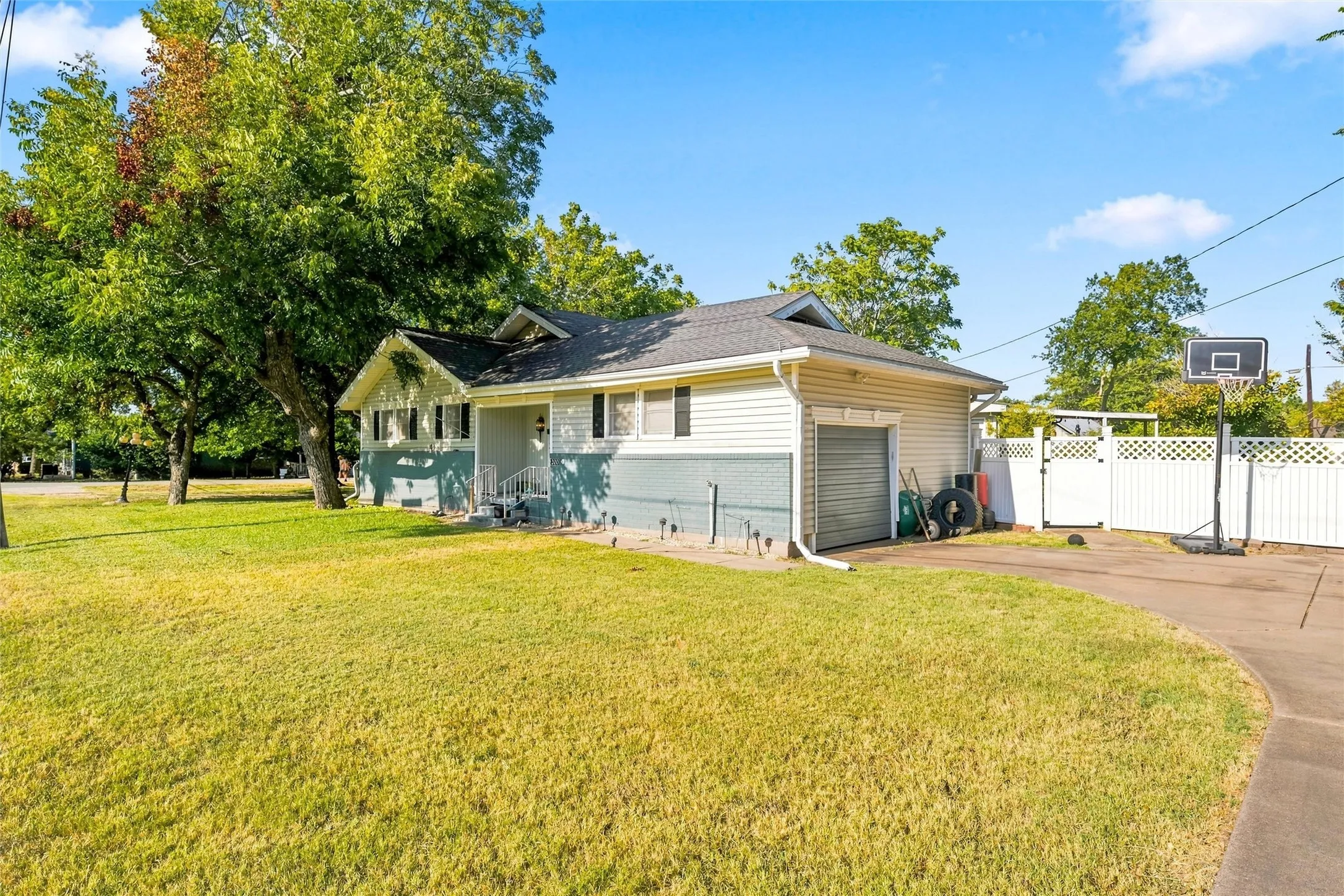 Single Family Residence For Sale in Mc Lennan County , 200 N Bordon Street, Lorena, Texas 76655, 4 Bedroom, 3 Bathroom, 1 Garage spaces, 2,110 Sqft, built in 1922, mls#21355014, Real Estate Agent in Lorena, Homes For Sale in Mc Lennan county, Homes For Sale in Lorena, Realtor in Lorena Texas, Real Estate Brokerage Independent Realty Texas, Luminita Cordes Realtor