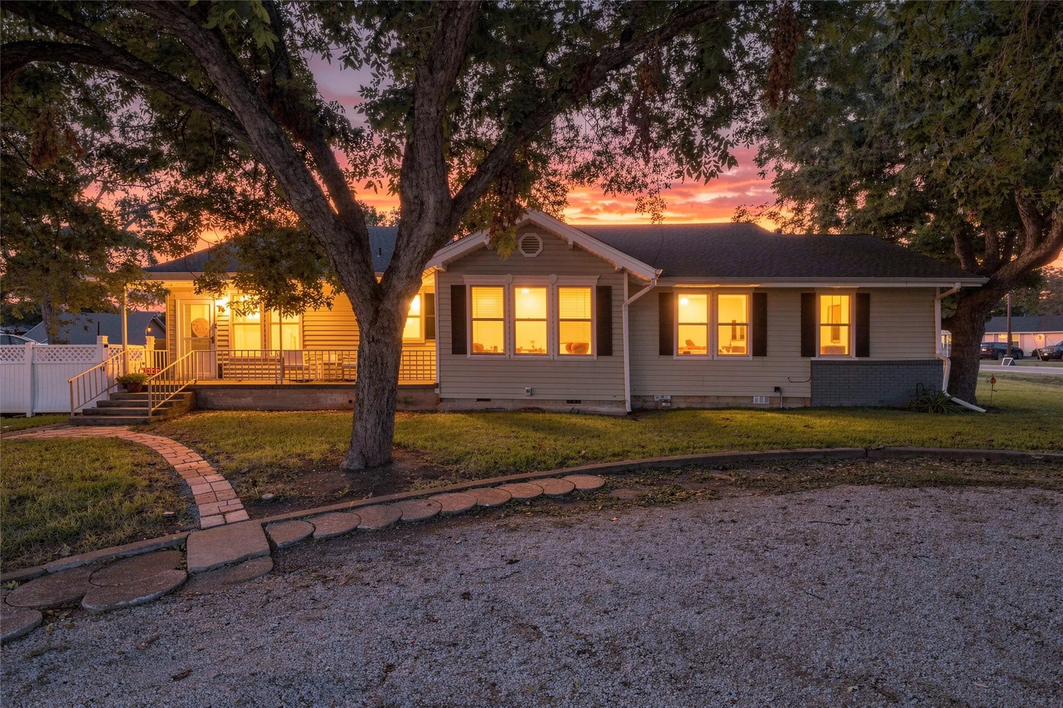 Single Family Residence For Sale in Mc Lennan County , 200 N Bordon Street, Lorena, Texas 76655, 4 Bedroom, 3 Bathroom, 1 Garage spaces, 2,110 Sqft, built in 1922, mls#21355014, Real Estate Agent in Lorena, Homes For Sale in Mc Lennan county, Homes For Sale in Lorena, Realtor in Lorena Texas, Real Estate Brokerage Independent Realty Texas, Luminita Cordes Realtor