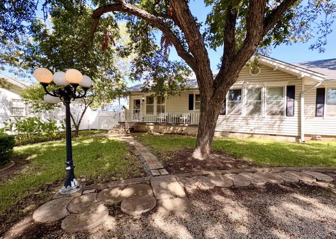 Single Family Residence For Sale in Mc Lennan County , 200 N Bordon Street, Lorena, Texas 76655, 4 Bedroom, 3 Bathroom, 1 Garage spaces, 2,110 Sqft, built in 1922, mls#21355014, Real Estate Agent in Lorena, Homes For Sale in Mc Lennan county, Homes For Sale in Lorena, Realtor in Lorena Texas, Real Estate Brokerage Independent Realty Texas, Luminita Cordes Realtor