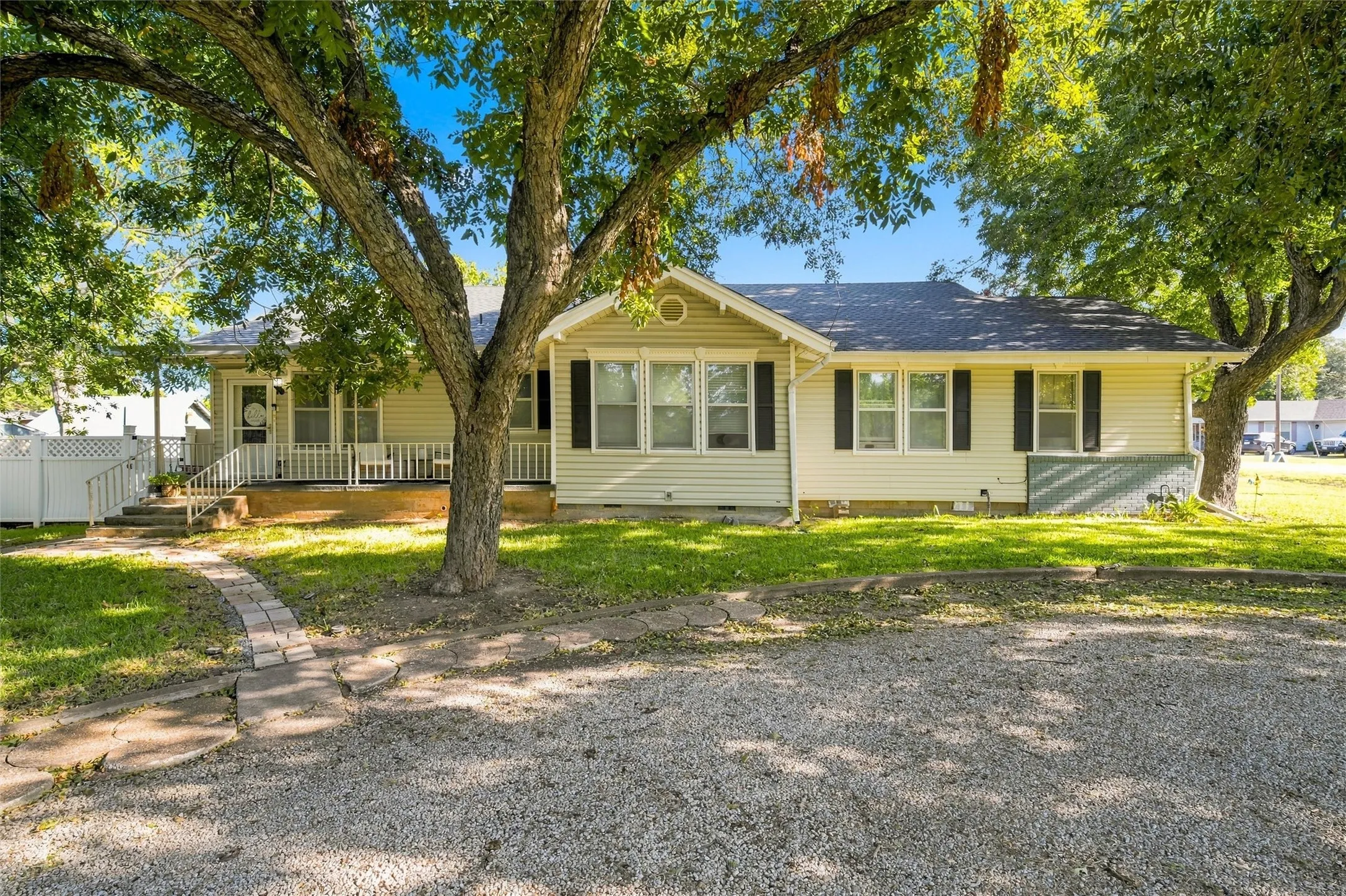 Single Family Residence For Sale in Mc Lennan County , 200 N Bordon Street, Lorena, Texas 76655, 4 Bedroom, 3 Bathroom, 1 Garage spaces, 2,110 Sqft, built in 1922, mls#21355014, Real Estate Agent in Lorena, Homes For Sale in Mc Lennan county, Homes For Sale in Lorena, Realtor in Lorena Texas, Real Estate Brokerage Independent Realty Texas, Luminita Cordes Realtor