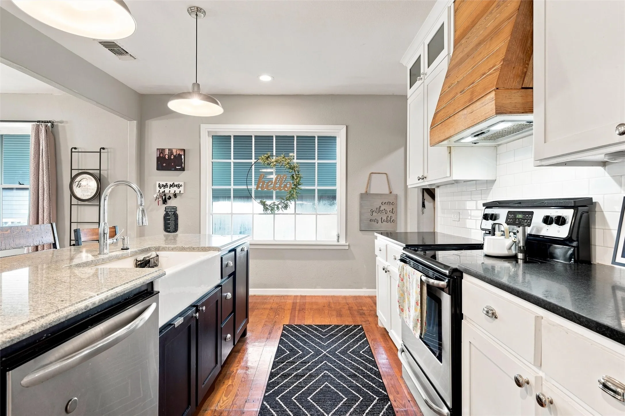 Single Family Residence For Sale in Mc Lennan County , 200 N Bordon Street, Lorena, Texas 76655, 4 Bedroom, 3 Bathroom, 1 Garage spaces, 2,110 Sqft, built in 1922, mls#21355014, Real Estate Agent in Lorena, Homes For Sale in Mc Lennan county, Homes For Sale in Lorena, Realtor in Lorena Texas, Real Estate Brokerage Independent Realty Texas, Luminita Cordes Realtor