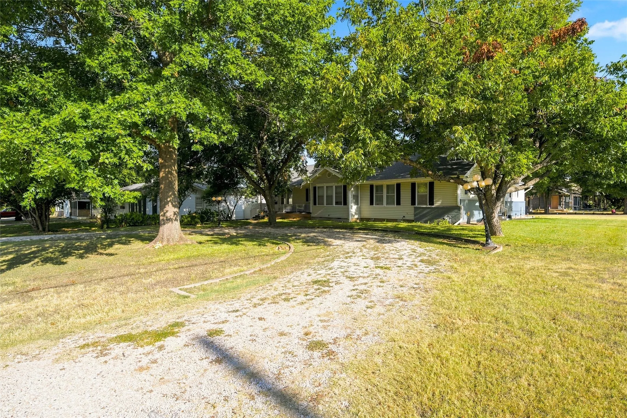 Single Family Residence For Sale in Mc Lennan County , 200 N Bordon Street, Lorena, Texas 76655, 4 Bedroom, 3 Bathroom, 1 Garage spaces, 2,110 Sqft, built in 1922, mls#21355014, Real Estate Agent in Lorena, Homes For Sale in Mc Lennan county, Homes For Sale in Lorena, Realtor in Lorena Texas, Real Estate Brokerage Independent Realty Texas, Luminita Cordes Realtor