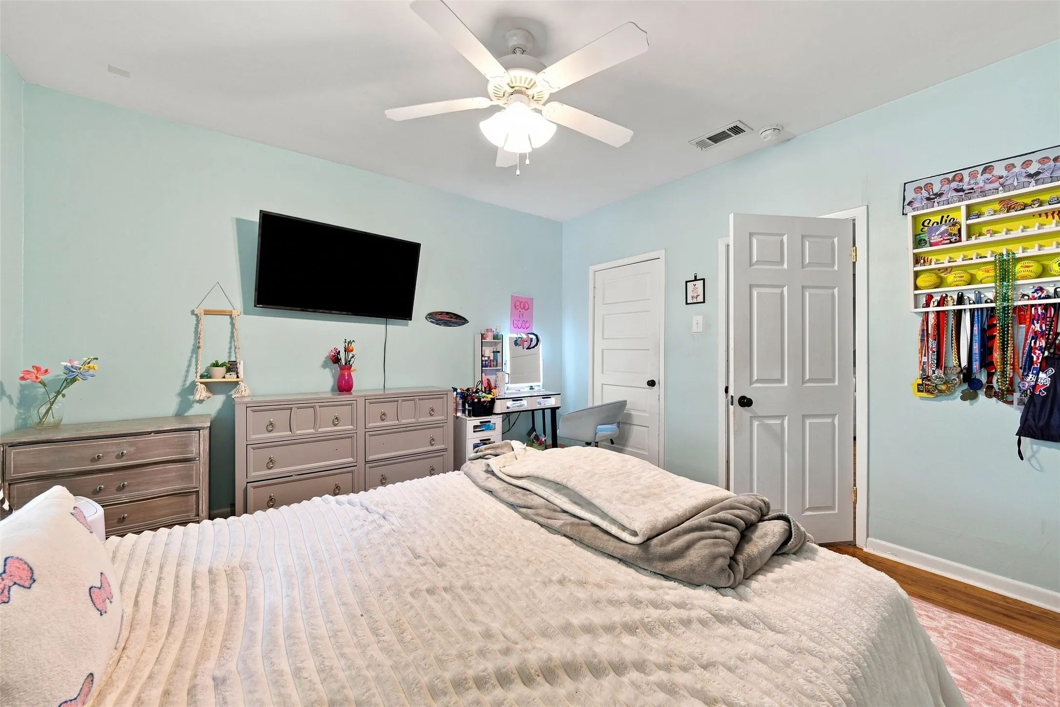 Single Family Residence For Sale in Mc Lennan County , 200 N Bordon Street, Lorena, Texas 76655, 4 Bedroom, 3 Bathroom, 1 Garage spaces, 2,110 Sqft, built in 1922, mls#21355014, Real Estate Agent in Lorena, Homes For Sale in Mc Lennan county, Homes For Sale in Lorena, Realtor in Lorena Texas, Real Estate Brokerage Independent Realty Texas, Luminita Cordes Realtor