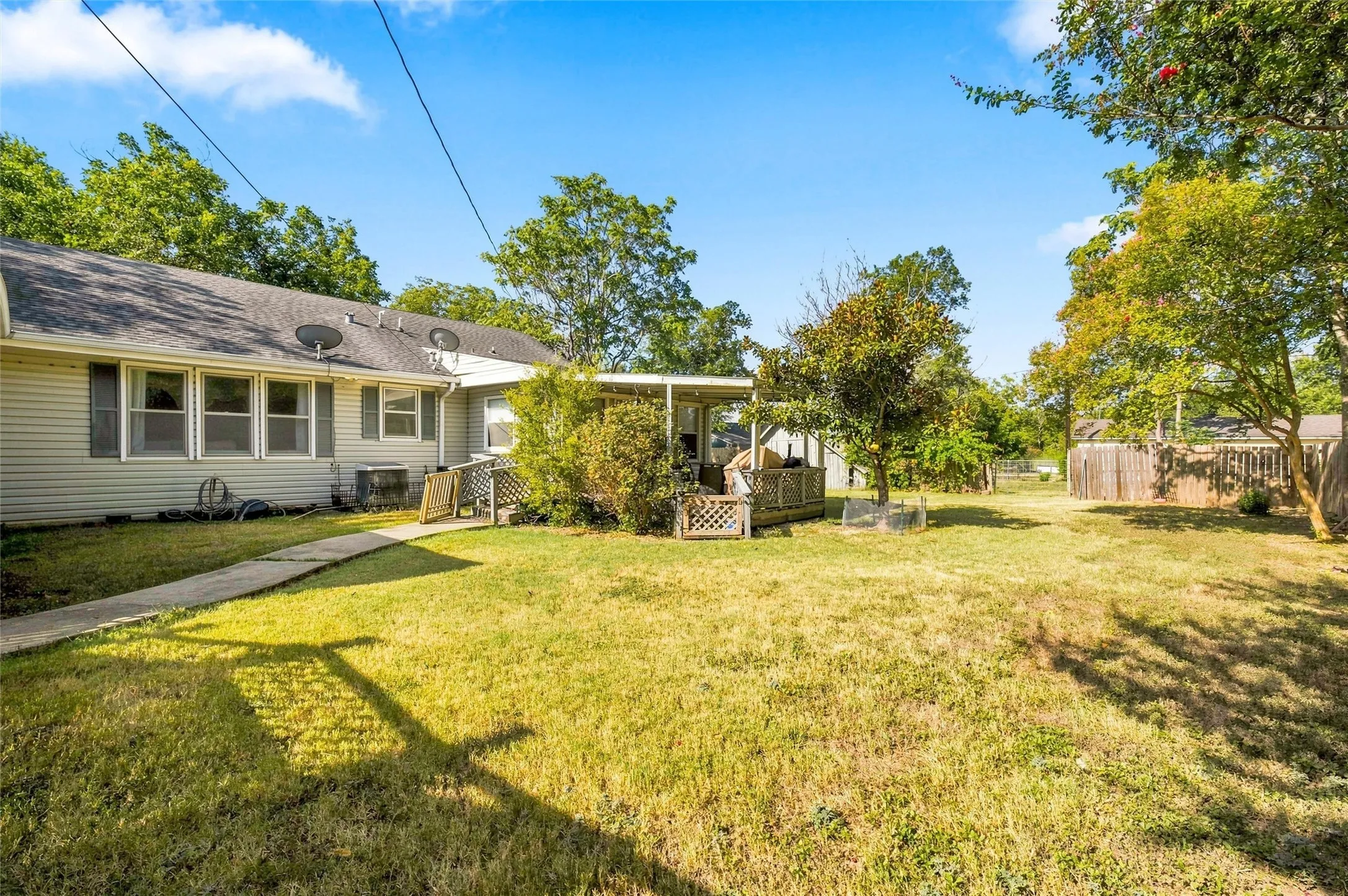 Single Family Residence For Sale in Mc Lennan County , 200 N Bordon Street, Lorena, Texas 76655, 4 Bedroom, 3 Bathroom, 1 Garage spaces, 2,110 Sqft, built in 1922, mls#21355014, Real Estate Agent in Lorena, Homes For Sale in Mc Lennan county, Homes For Sale in Lorena, Realtor in Lorena Texas, Real Estate Brokerage Independent Realty Texas, Luminita Cordes Realtor