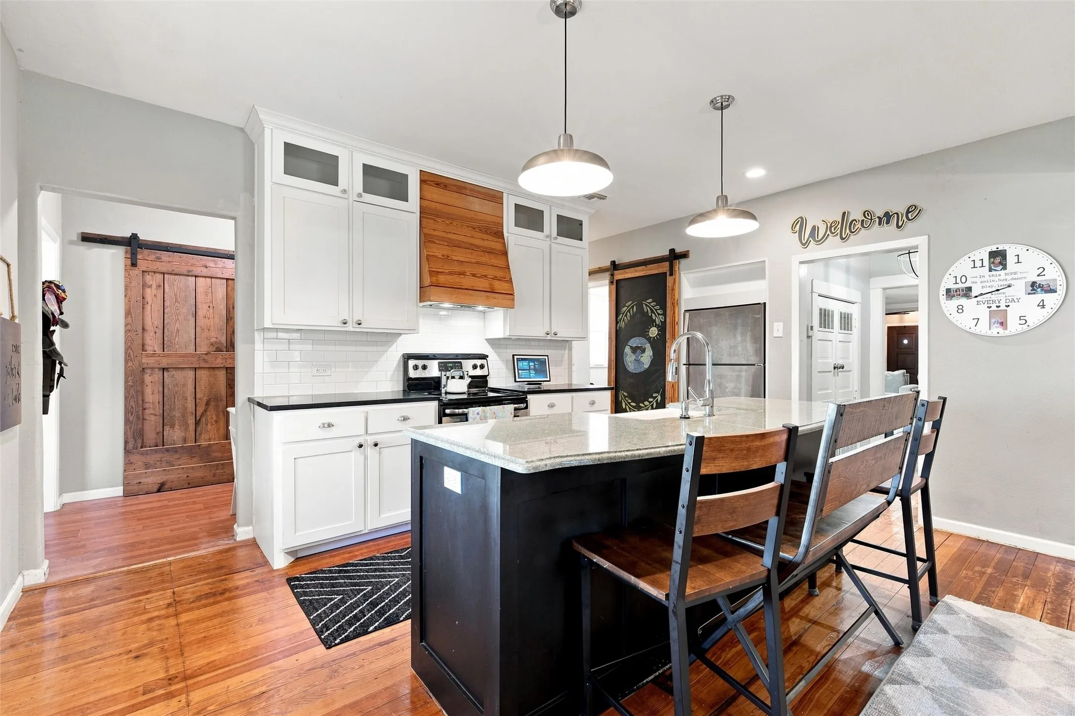 Single Family Residence For Sale in Mc Lennan County , 200 N Bordon Street, Lorena, Texas 76655, 4 Bedroom, 3 Bathroom, 1 Garage spaces, 2,110 Sqft, built in 1922, mls#21355014, Real Estate Agent in Lorena, Homes For Sale in Mc Lennan county, Homes For Sale in Lorena, Realtor in Lorena Texas, Real Estate Brokerage Independent Realty Texas, Luminita Cordes Realtor