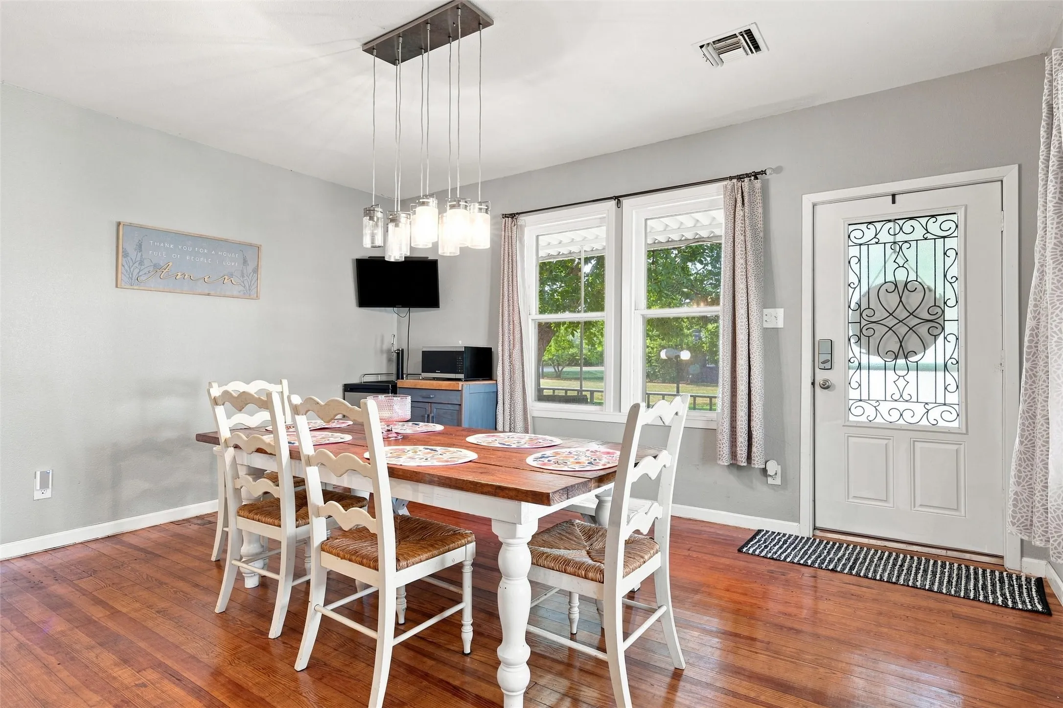 Single Family Residence For Sale in Mc Lennan County , 200 N Bordon Street, Lorena, Texas 76655, 4 Bedroom, 3 Bathroom, 1 Garage spaces, 2,110 Sqft, built in 1922, mls#21355014, Real Estate Agent in Lorena, Homes For Sale in Mc Lennan county, Homes For Sale in Lorena, Realtor in Lorena Texas, Real Estate Brokerage Independent Realty Texas, Luminita Cordes Realtor