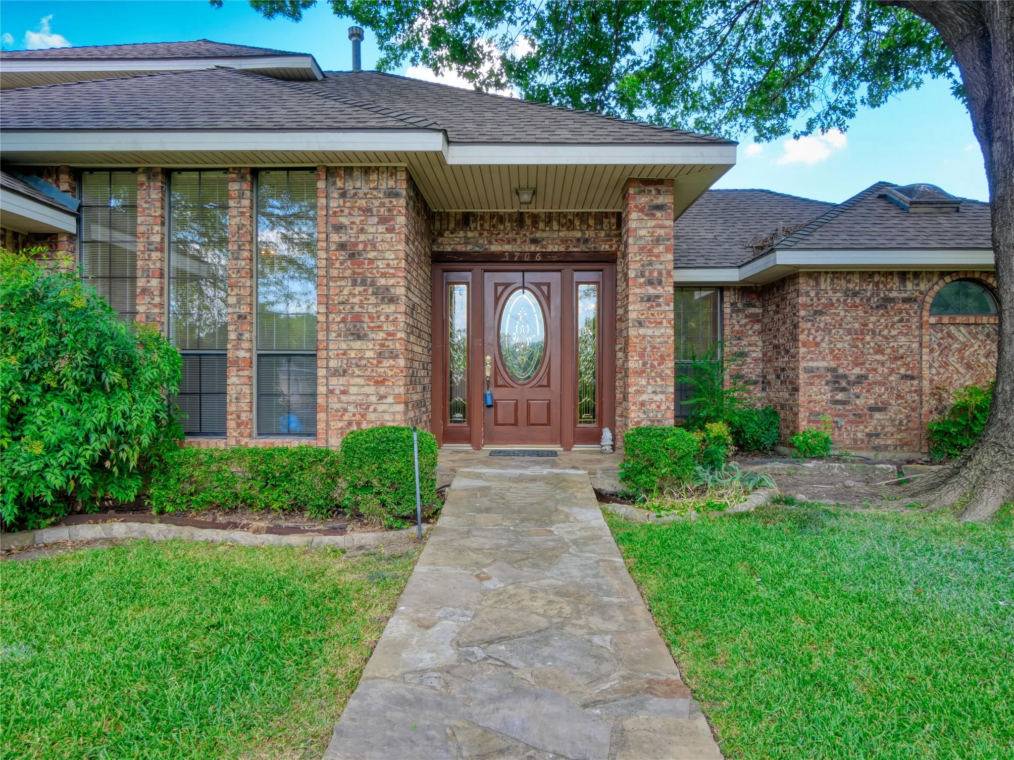 Single Family Residence For Sale in Dallas County , 3706 Queenswood Lane, Garland, Texas 75040, 4 Bedroom, 2 Bathroom, 2 Garage spaces, 2,529 Sqft, built in 1986, mls#21354991, Real Estate Agent in Garland, Homes For Sale in Dallas county, Homes For Sale in Garland, Realtor in Garland Texas, Real Estate Brokerage Independent Realty Texas, Luminita Cordes Realtor