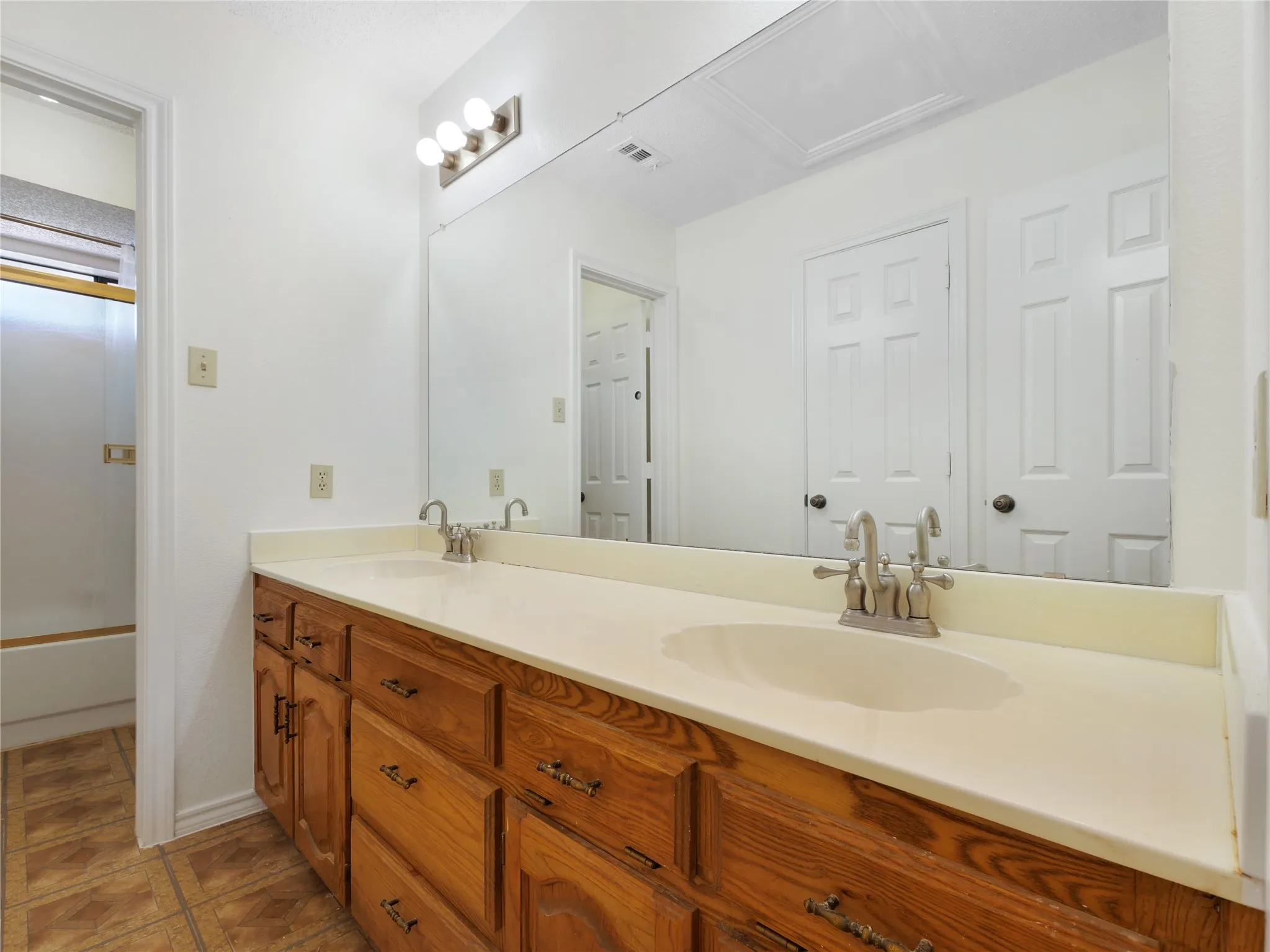 Single Family Residence For Sale in Dallas County , 3706 Queenswood Lane, Garland, Texas 75040, 4 Bedroom, 2 Bathroom, 2 Garage spaces, 2,529 Sqft, built in 1986, mls#21354991, Real Estate Agent in Garland, Homes For Sale in Dallas county, Homes For Sale in Garland, Realtor in Garland Texas, Real Estate Brokerage Independent Realty Texas, Luminita Cordes Realtor