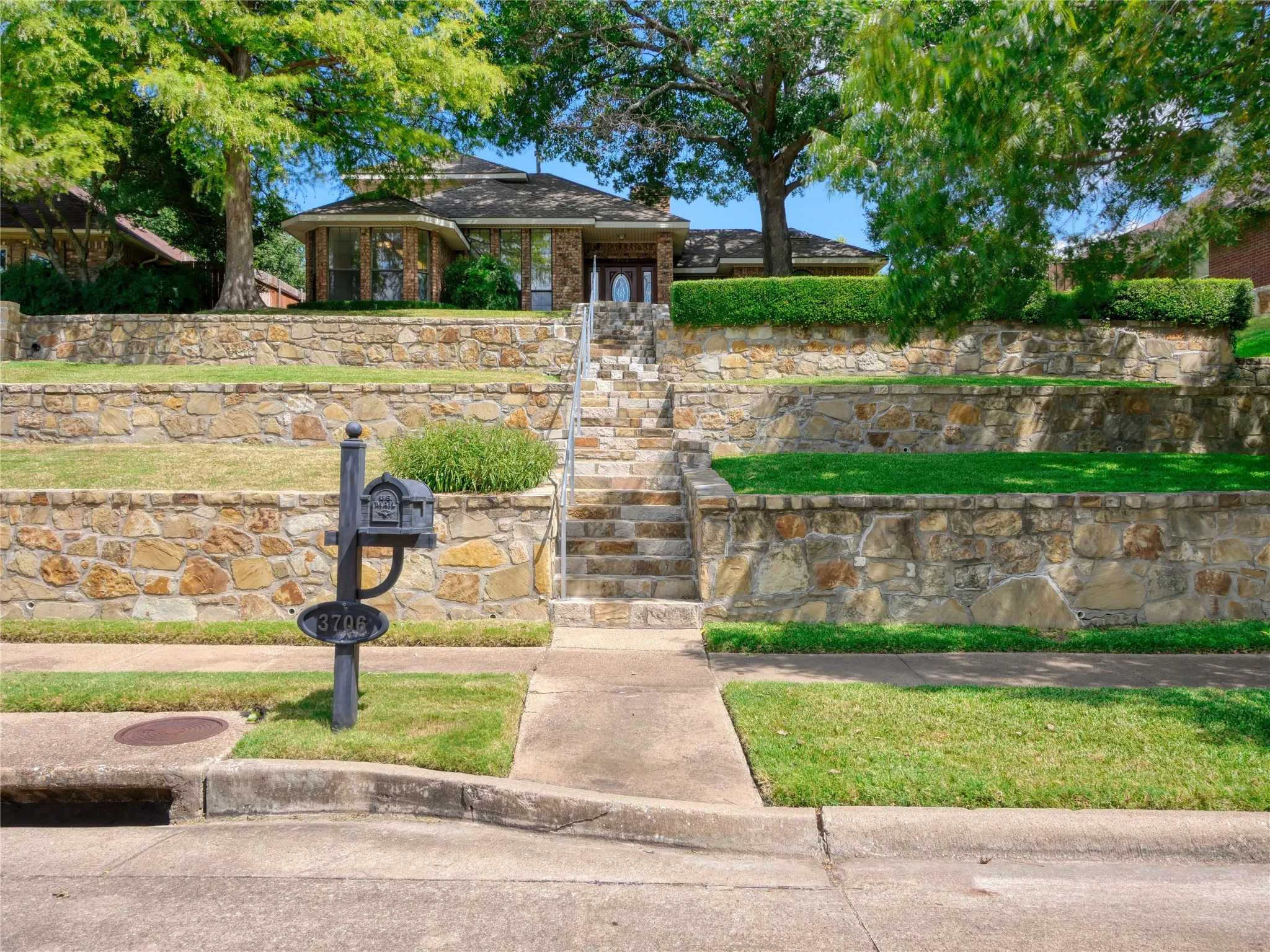 Single Family Residence For Sale in Dallas County , 3706 Queenswood Lane, Garland, Texas 75040, 4 Bedroom, 2 Bathroom, 2 Garage spaces, 2,529 Sqft, built in 1986, mls#21354991, Real Estate Agent in Garland, Homes For Sale in Dallas county, Homes For Sale in Garland, Realtor in Garland Texas, Real Estate Brokerage Independent Realty Texas, Luminita Cordes Realtor