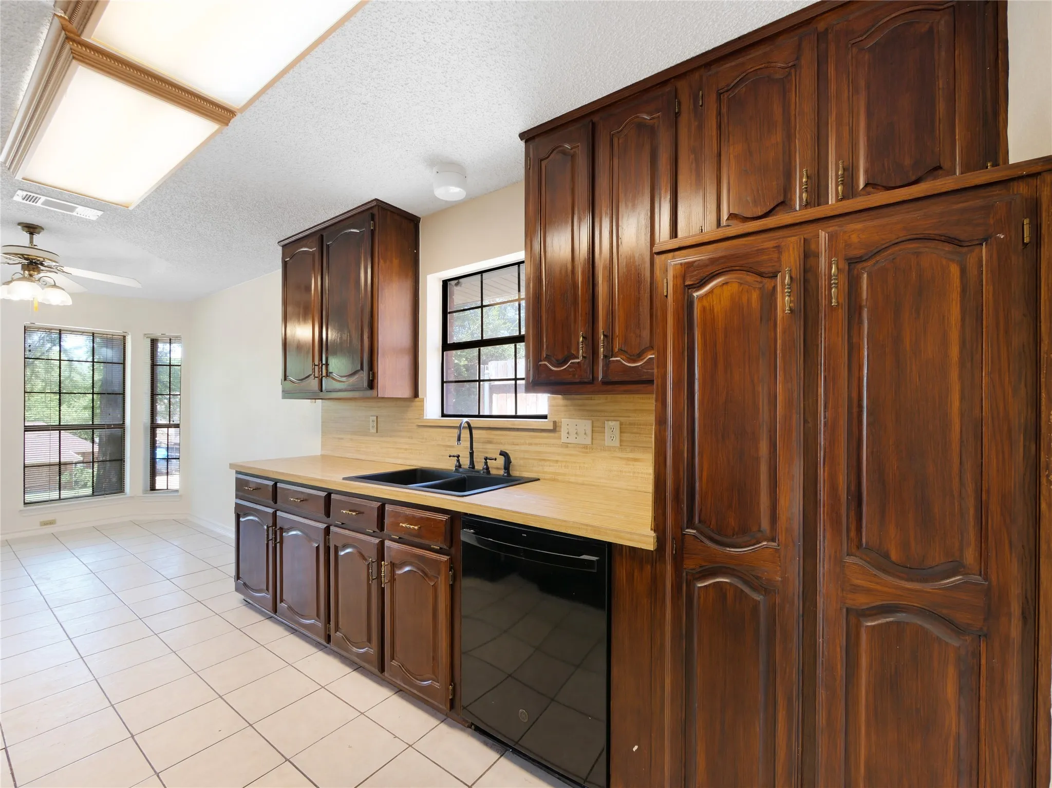 Single Family Residence For Sale in Dallas County , 3706 Queenswood Lane, Garland, Texas 75040, 4 Bedroom, 2 Bathroom, 2 Garage spaces, 2,529 Sqft, built in 1986, mls#21354991, Real Estate Agent in Garland, Homes For Sale in Dallas county, Homes For Sale in Garland, Realtor in Garland Texas, Real Estate Brokerage Independent Realty Texas, Luminita Cordes Realtor