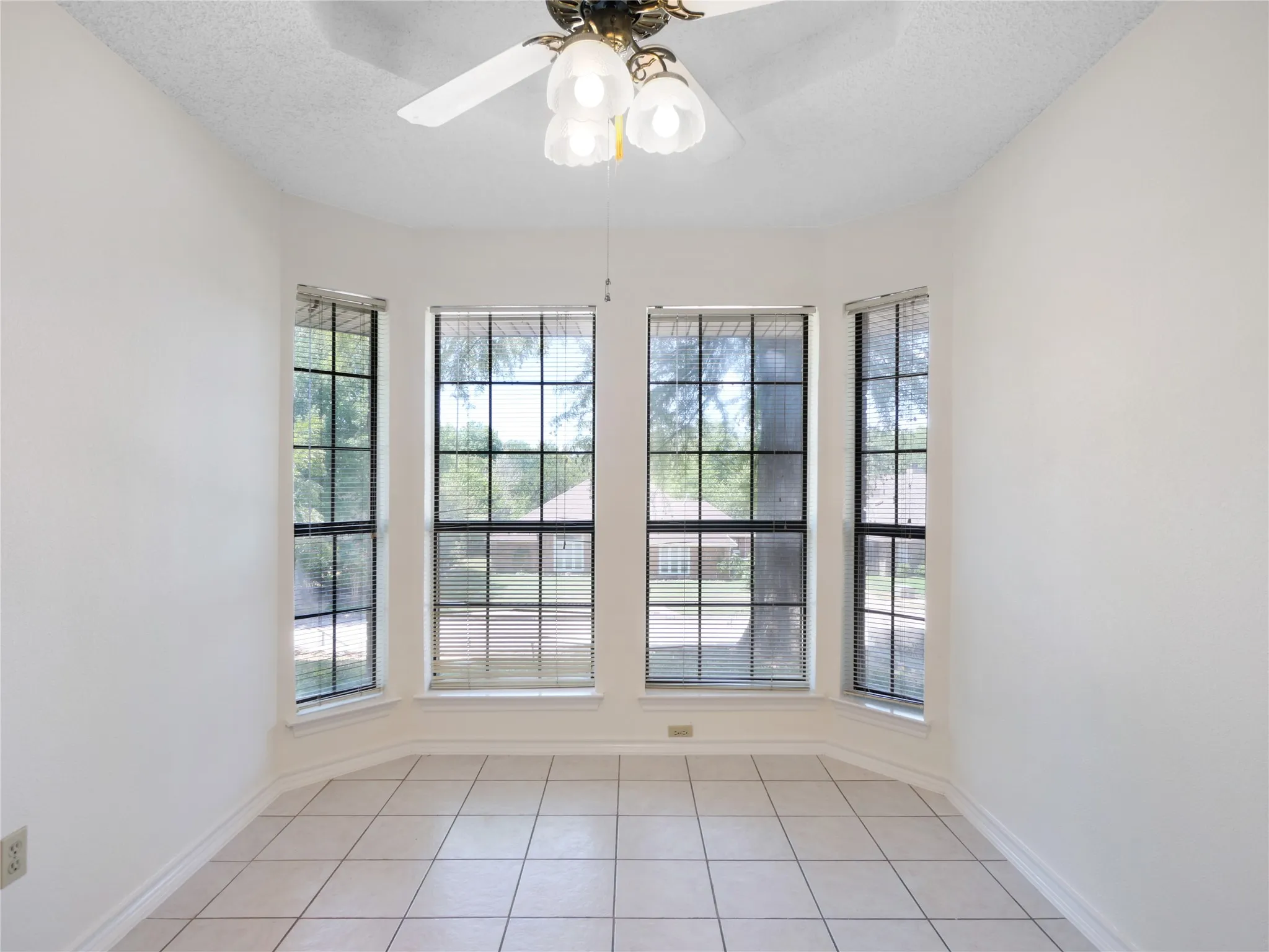 Single Family Residence For Sale in Dallas County , 3706 Queenswood Lane, Garland, Texas 75040, 4 Bedroom, 2 Bathroom, 2 Garage spaces, 2,529 Sqft, built in 1986, mls#21354991, Real Estate Agent in Garland, Homes For Sale in Dallas county, Homes For Sale in Garland, Realtor in Garland Texas, Real Estate Brokerage Independent Realty Texas, Luminita Cordes Realtor