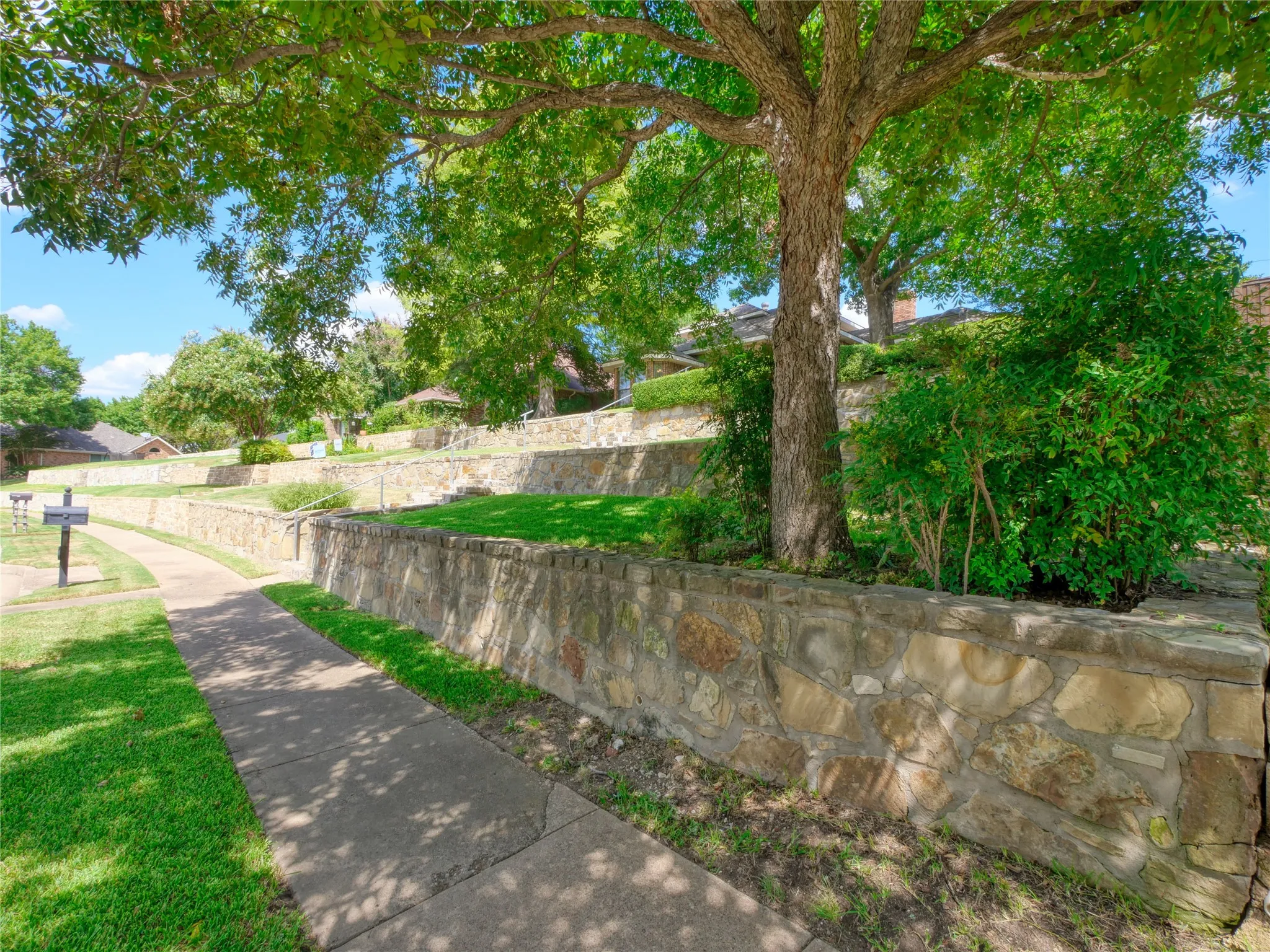Single Family Residence For Sale in Dallas County , 3706 Queenswood Lane, Garland, Texas 75040, 4 Bedroom, 2 Bathroom, 2 Garage spaces, 2,529 Sqft, built in 1986, mls#21354991, Real Estate Agent in Garland, Homes For Sale in Dallas county, Homes For Sale in Garland, Realtor in Garland Texas, Real Estate Brokerage Independent Realty Texas, Luminita Cordes Realtor
