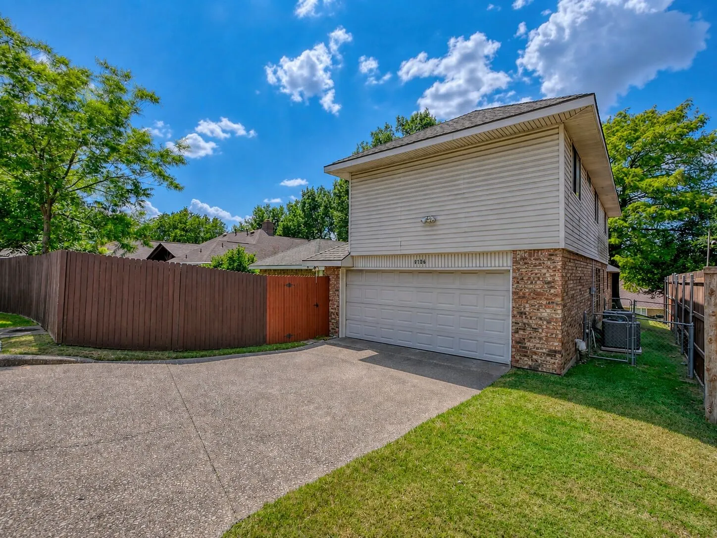 Single Family Residence For Sale in Dallas County , 3706 Queenswood Lane, Garland, Texas 75040, 4 Bedroom, 2 Bathroom, 2 Garage spaces, 2,529 Sqft, built in 1986, mls#21354991, Real Estate Agent in Garland, Homes For Sale in Dallas county, Homes For Sale in Garland, Realtor in Garland Texas, Real Estate Brokerage Independent Realty Texas, Luminita Cordes Realtor
