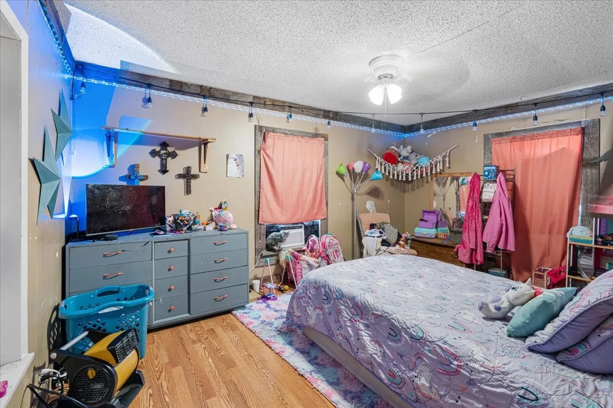 Wood-finish flooring with a ceiling fan