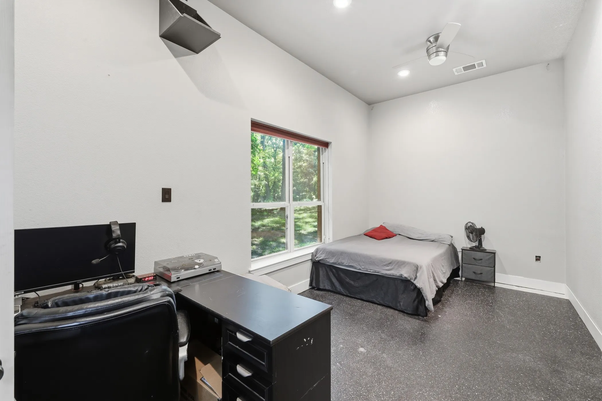 Vaulted ceiling with recessed lighting and a ceiling fan