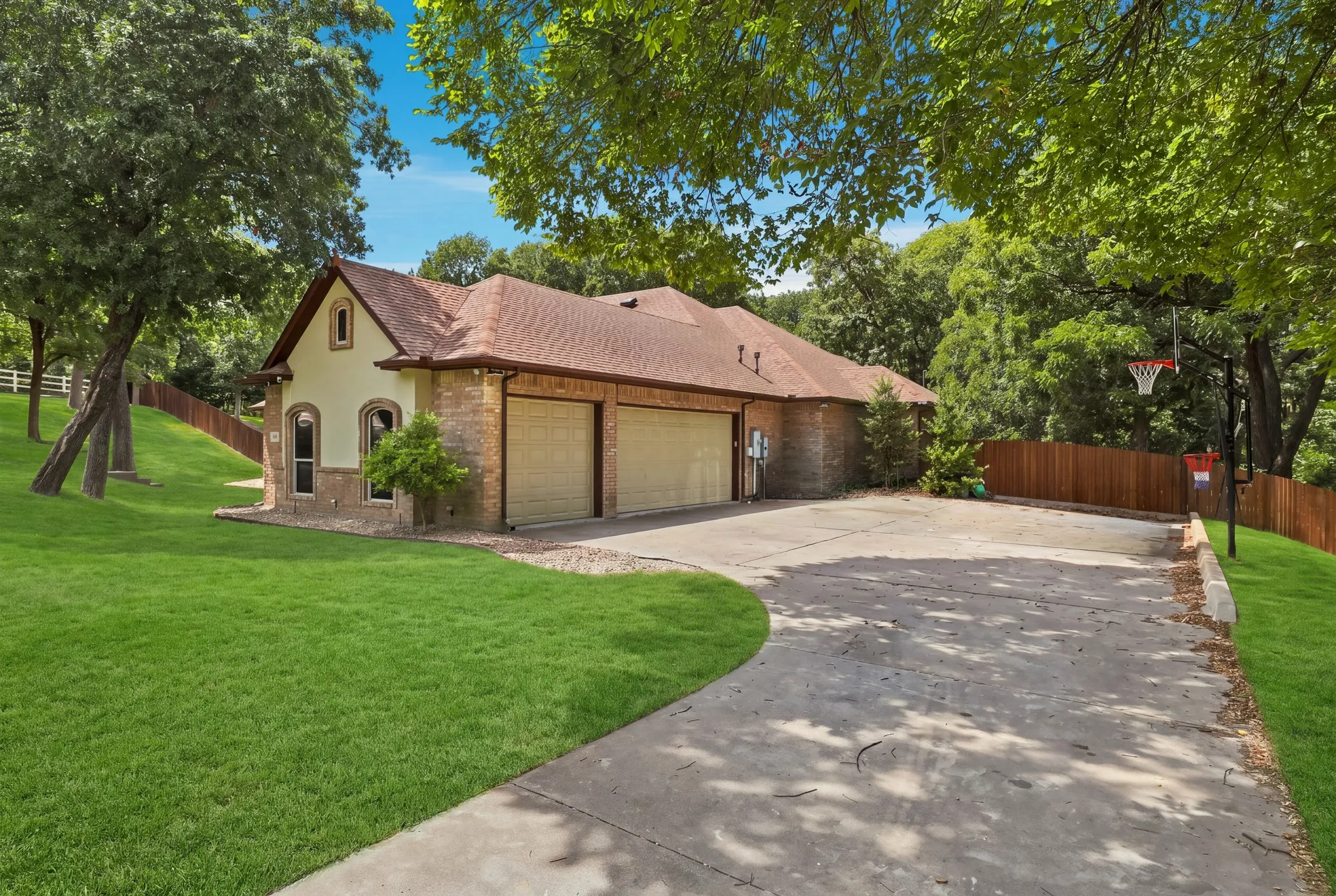 Single Family Residence For Rent in Ellis County , 159 Willow Run, Waxahachie, Texas 75165, 5 Bedroom, 5 Bathroom, 3 Garage spaces, 5,736 Sqft, built in 2004, mls#21355031, Real Estate Agent in Waxahachie, Homes For Rent in Ellis county, Homes For Rent in Waxahachie, Realtor in Waxahachie Texas, Real Estate Brokerage Independent Realty Texas, Luminita Cordes Realtor