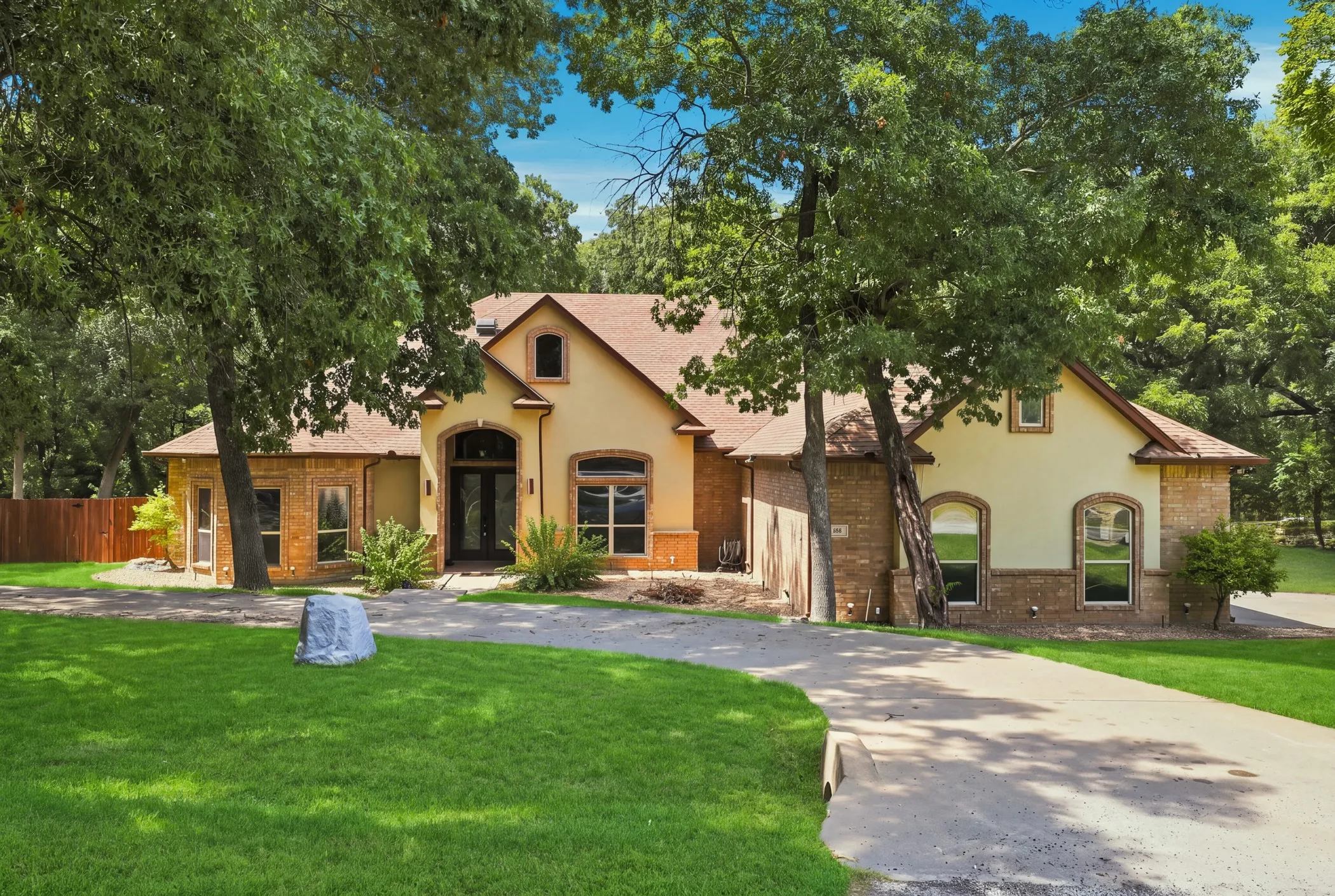 Single Family Residence For Rent in Ellis County , 159 Willow Run, Waxahachie, Texas 75165, 5 Bedroom, 5 Bathroom, 3 Garage spaces, 5,736 Sqft, built in 2004, mls#21355031, Real Estate Agent in Waxahachie, Homes For Rent in Ellis county, Homes For Rent in Waxahachie, Realtor in Waxahachie Texas, Real Estate Brokerage Independent Realty Texas, Luminita Cordes Realtor