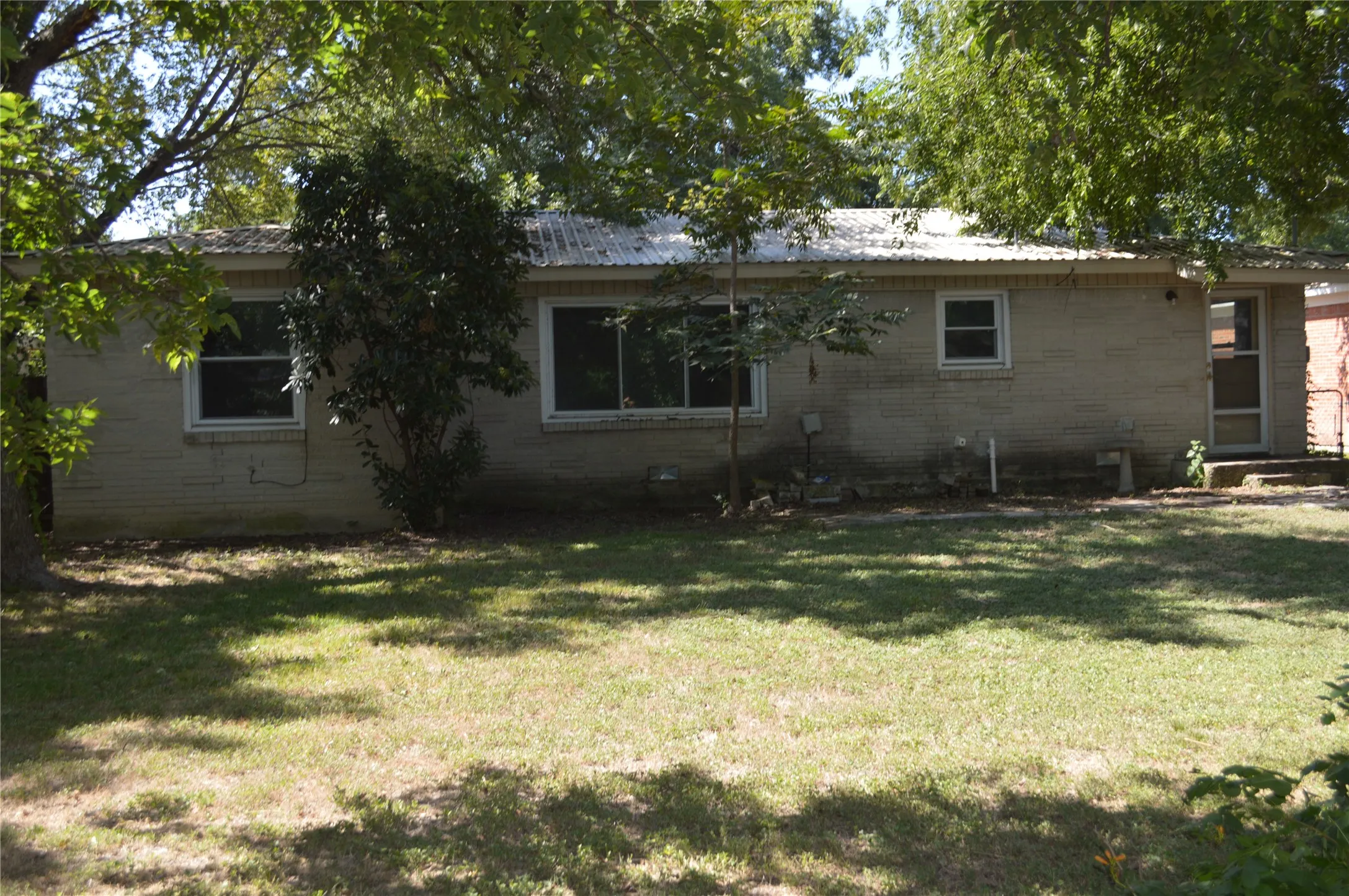 Single Family Residence For Sale in Tarrant County , 5624 Volder Drive, Fort Worth, Texas 76114, 3 Bedroom, 1 Bathroom, Garage spaces, 1,486 Sqft, built in 1954, mls#21355000, Real Estate Agent in Fort Worth, Homes For Sale in Tarrant county, Homes For Sale in Fort Worth, Realtor in Fort Worth Texas, Real Estate Brokerage Independent Realty Texas, Luminita Cordes Realtor