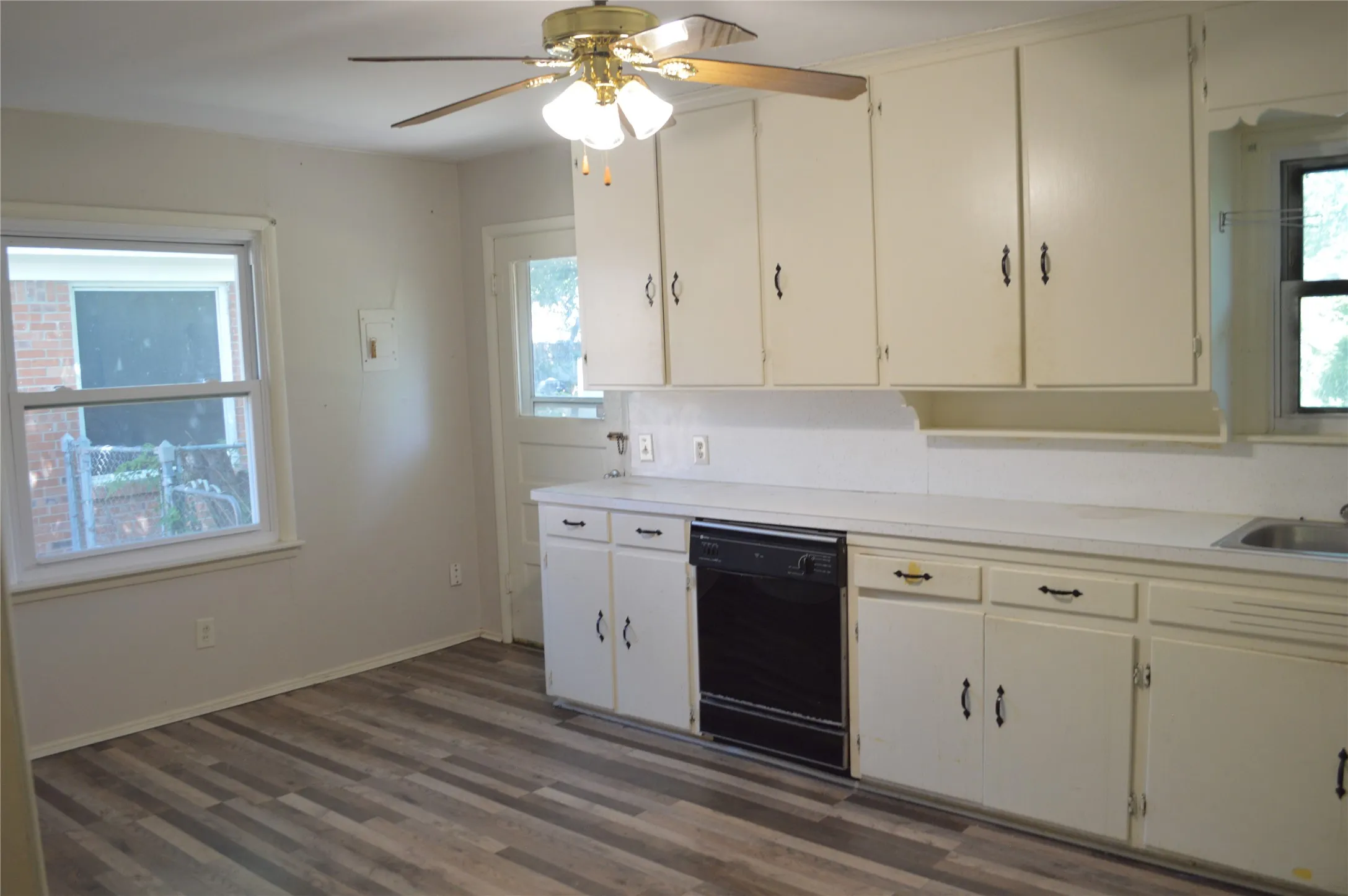 Single Family Residence For Sale in Tarrant County , 5624 Volder Drive, Fort Worth, Texas 76114, 3 Bedroom, 1 Bathroom, Garage spaces, 1,486 Sqft, built in 1954, mls#21355000, Real Estate Agent in Fort Worth, Homes For Sale in Tarrant county, Homes For Sale in Fort Worth, Realtor in Fort Worth Texas, Real Estate Brokerage Independent Realty Texas, Luminita Cordes Realtor