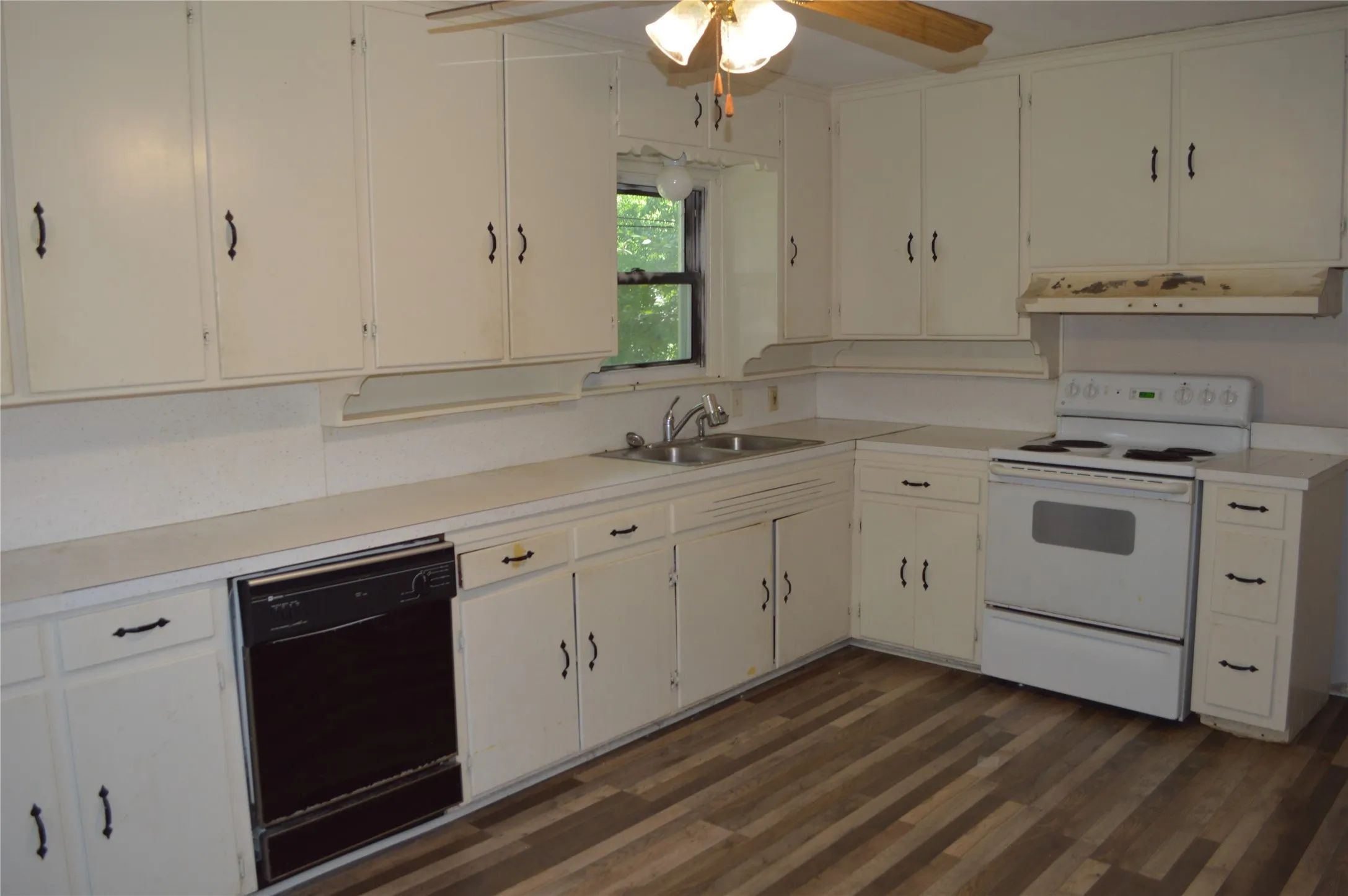 Single Family Residence For Sale in Tarrant County , 5624 Volder Drive, Fort Worth, Texas 76114, 3 Bedroom, 1 Bathroom, Garage spaces, 1,486 Sqft, built in 1954, mls#21355000, Real Estate Agent in Fort Worth, Homes For Sale in Tarrant county, Homes For Sale in Fort Worth, Realtor in Fort Worth Texas, Real Estate Brokerage Independent Realty Texas, Luminita Cordes Realtor