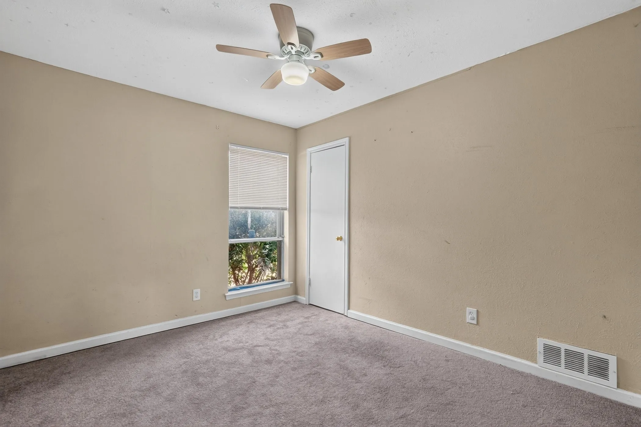 Single Family Residence For Sale in Dallas County , 1817 Millwick Street, Garland, Texas 75044, 4 Bedroom, 2 Bathroom, Garage spaces, 1,376 Sqft, built in 1971, mls#21344504, Real Estate Agent in Garland, Homes For Sale in Dallas county, Homes For Sale in Garland, Realtor in Garland Texas, Real Estate Brokerage Independent Realty Texas, Luminita Cordes Realtor