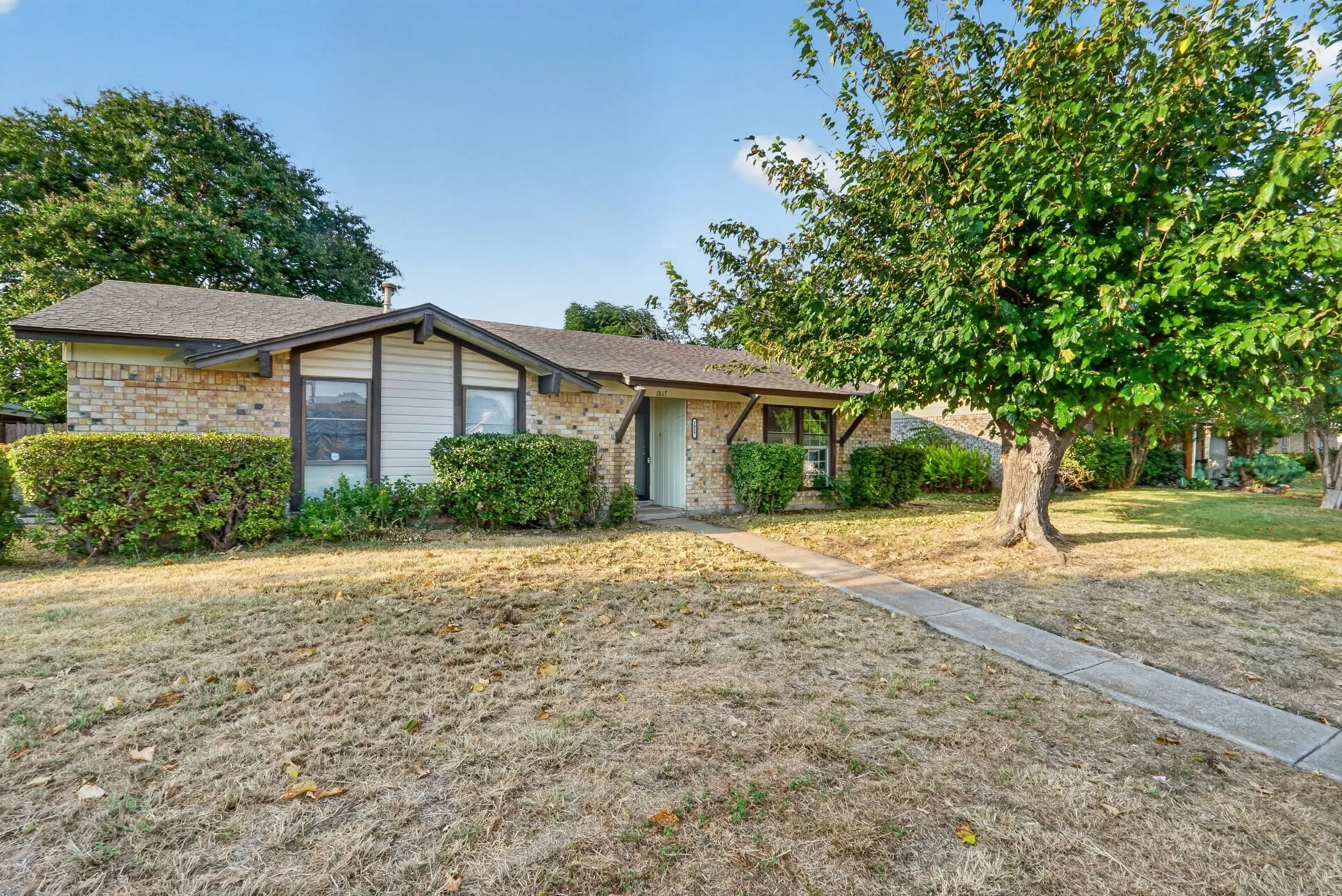 Single Family Residence For Sale in Dallas County , 1817 Millwick Street, Garland, Texas 75044, 4 Bedroom, 2 Bathroom, Garage spaces, 1,376 Sqft, built in 1971, mls#21344504, Real Estate Agent in Garland, Homes For Sale in Dallas county, Homes For Sale in Garland, Realtor in Garland Texas, Real Estate Brokerage Independent Realty Texas, Luminita Cordes Realtor