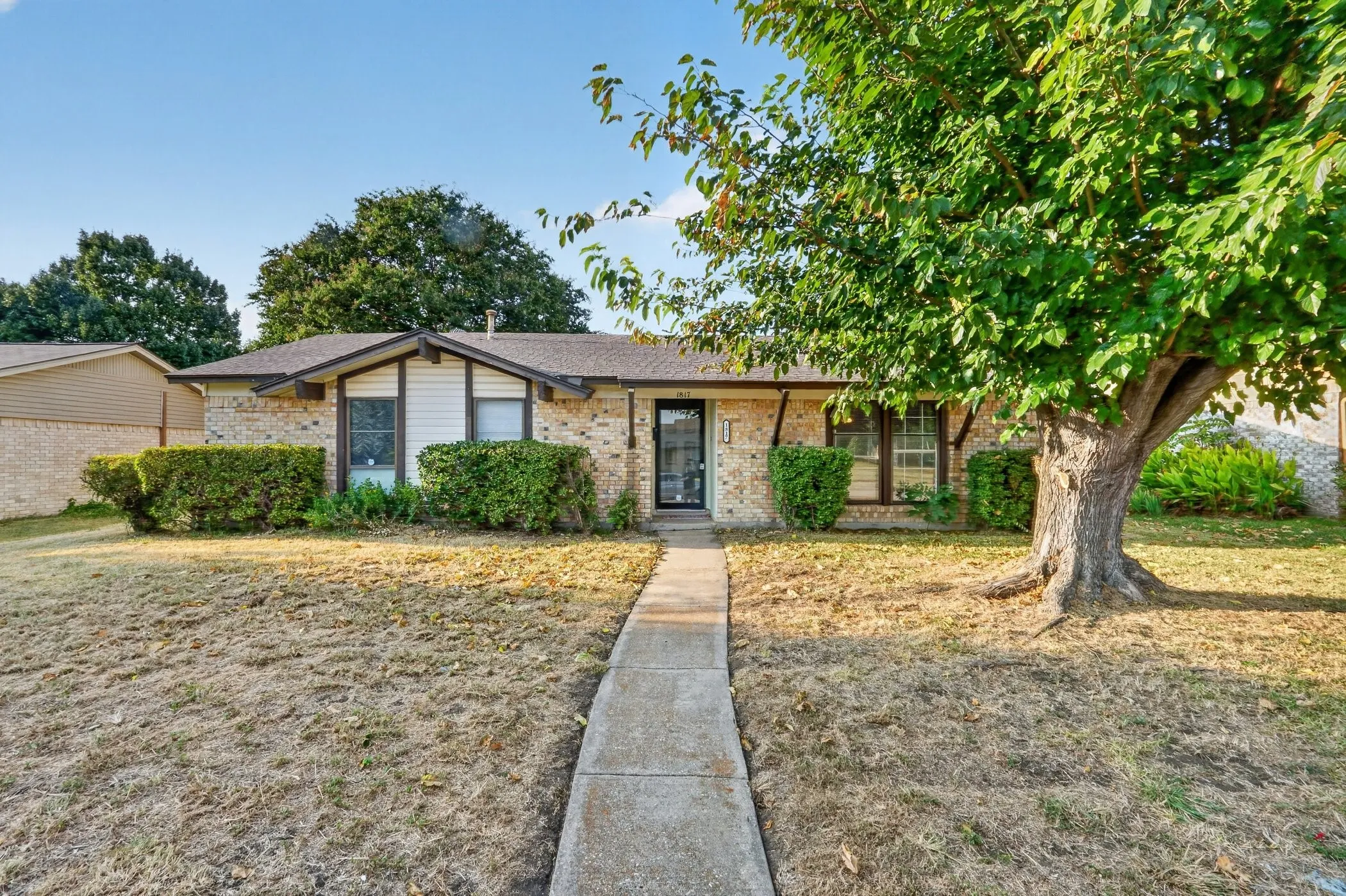 Single Family Residence For Sale in Dallas County , 1817 Millwick Street, Garland, Texas 75044, 4 Bedroom, 2 Bathroom, Garage spaces, 1,376 Sqft, built in 1971, mls#21344504, Real Estate Agent in Garland, Homes For Sale in Dallas county, Homes For Sale in Garland, Realtor in Garland Texas, Real Estate Brokerage Independent Realty Texas, Luminita Cordes Realtor