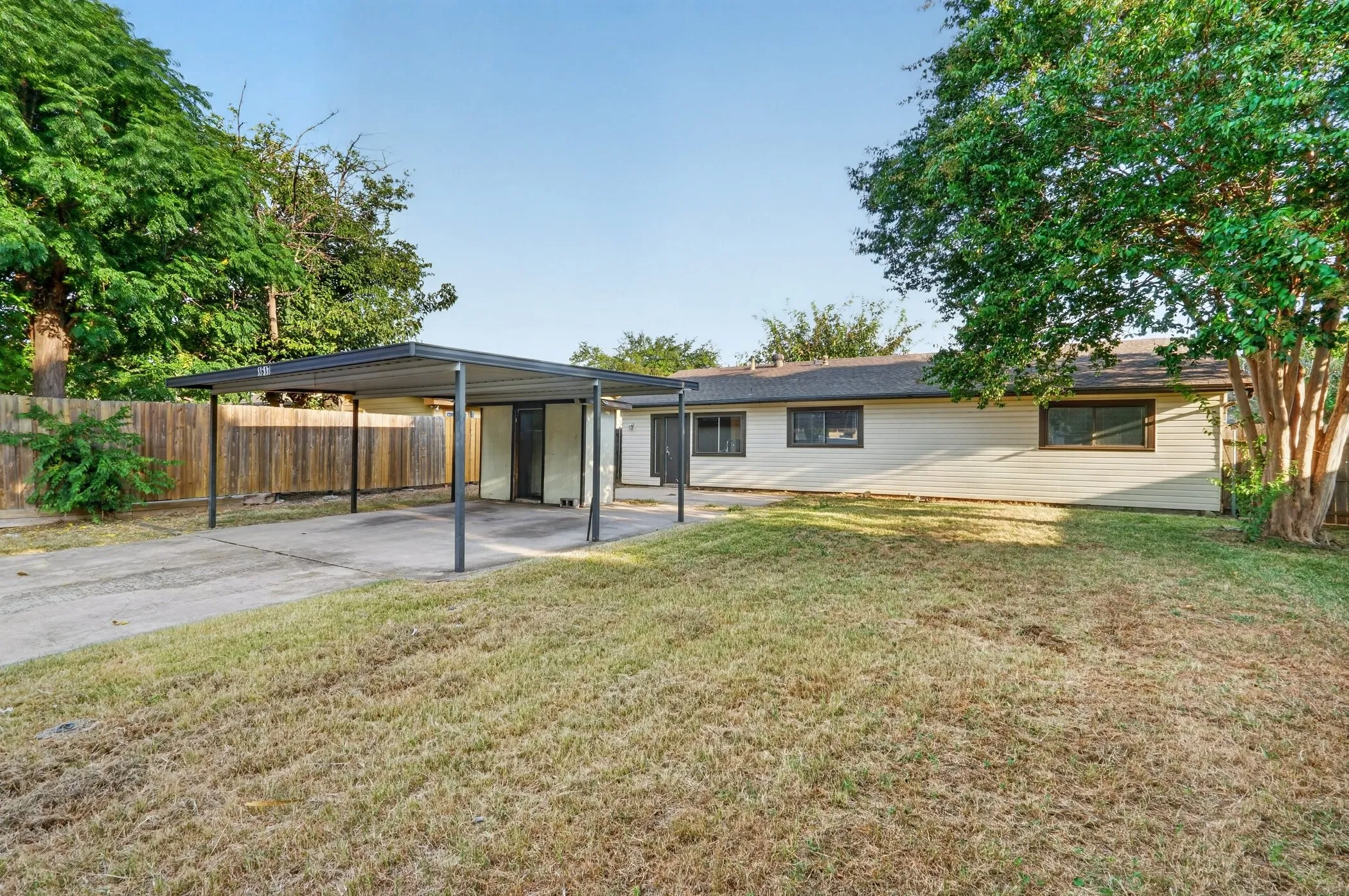 Single Family Residence For Sale in Dallas County , 1817 Millwick Street, Garland, Texas 75044, 4 Bedroom, 2 Bathroom, Garage spaces, 1,376 Sqft, built in 1971, mls#21344504, Real Estate Agent in Garland, Homes For Sale in Dallas county, Homes For Sale in Garland, Realtor in Garland Texas, Real Estate Brokerage Independent Realty Texas, Luminita Cordes Realtor