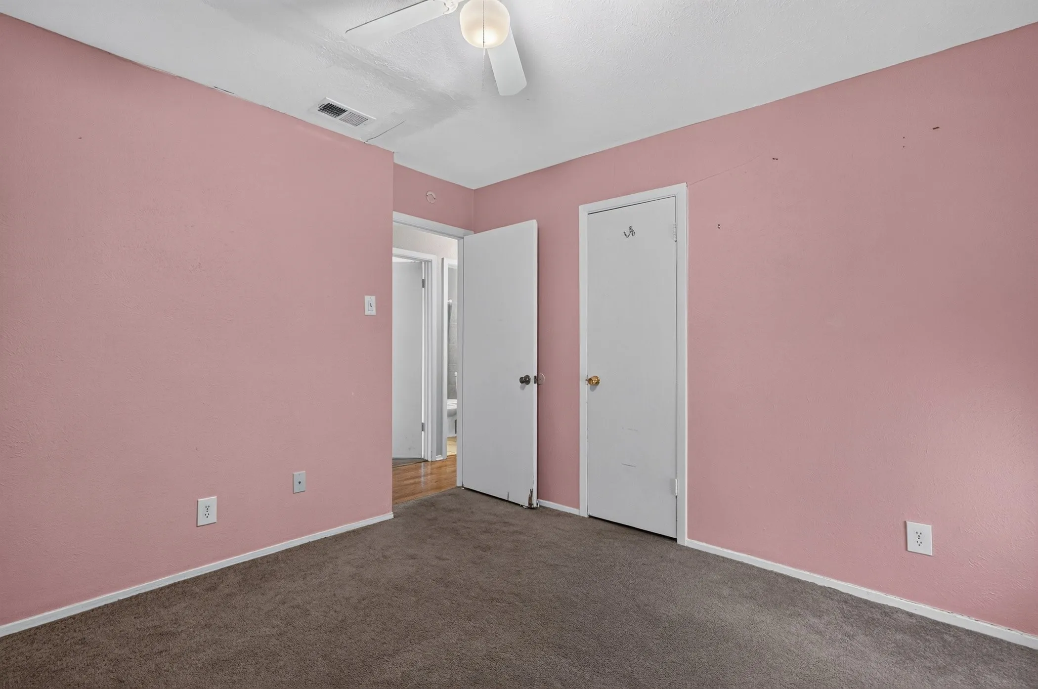 Single Family Residence For Sale in Dallas County , 1817 Millwick Street, Garland, Texas 75044, 4 Bedroom, 2 Bathroom, Garage spaces, 1,376 Sqft, built in 1971, mls#21344504, Real Estate Agent in Garland, Homes For Sale in Dallas county, Homes For Sale in Garland, Realtor in Garland Texas, Real Estate Brokerage Independent Realty Texas, Luminita Cordes Realtor
